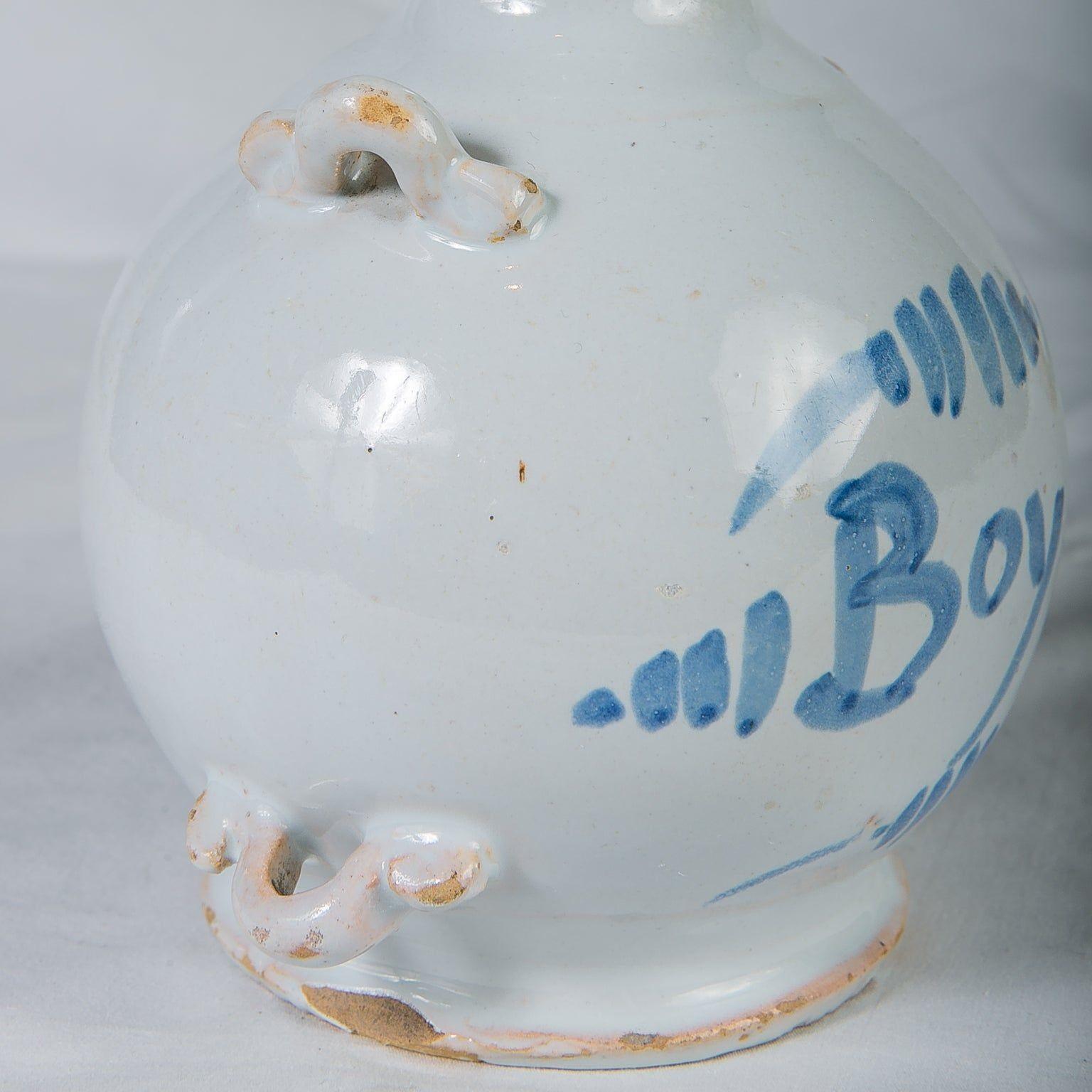 XVIIIe siècle Bouteille de Delft bleue et blanche du 18ème siècle portant l'inscription 