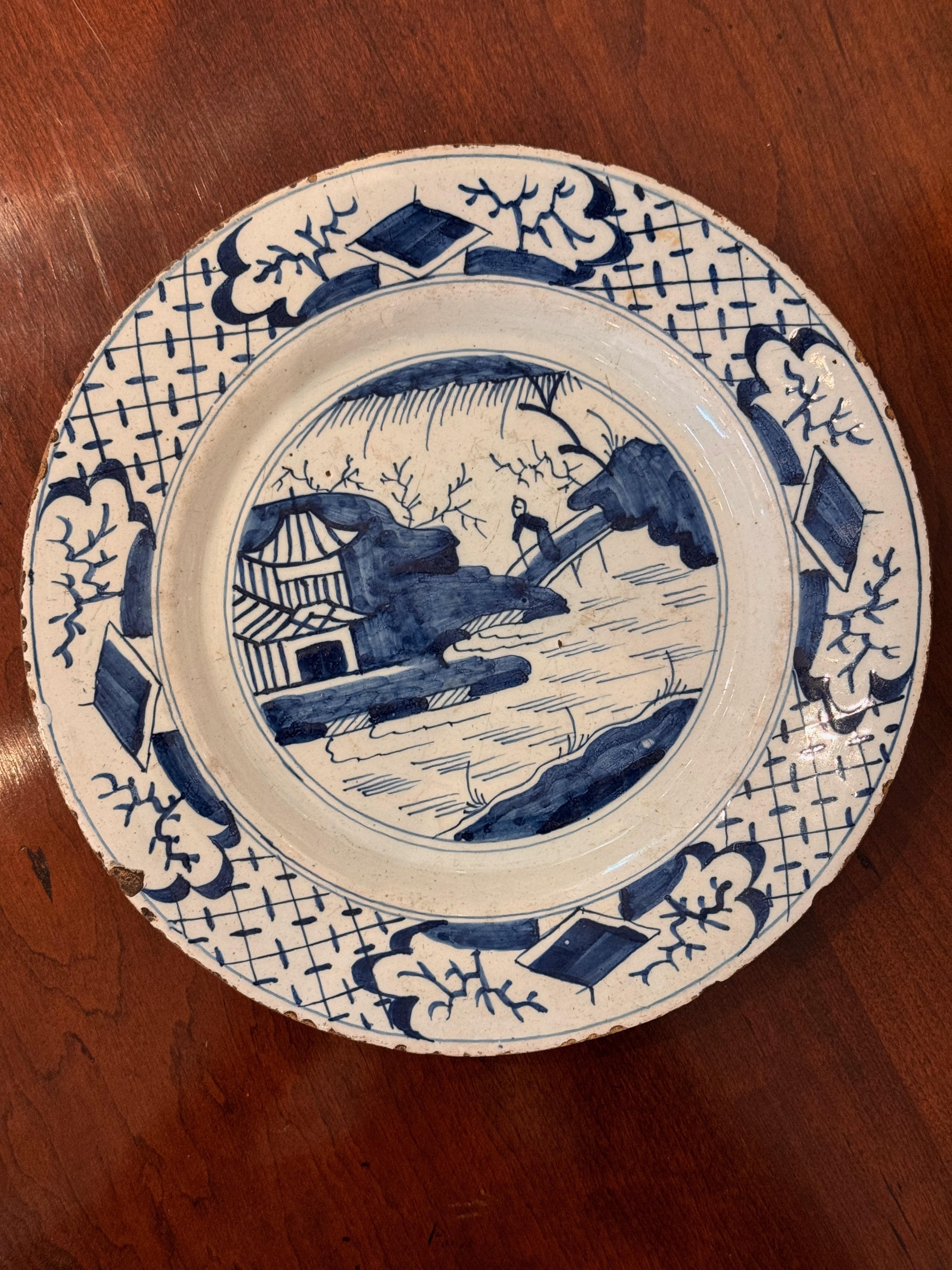 Une petite assiette de Delft . Dans le style asiatique.