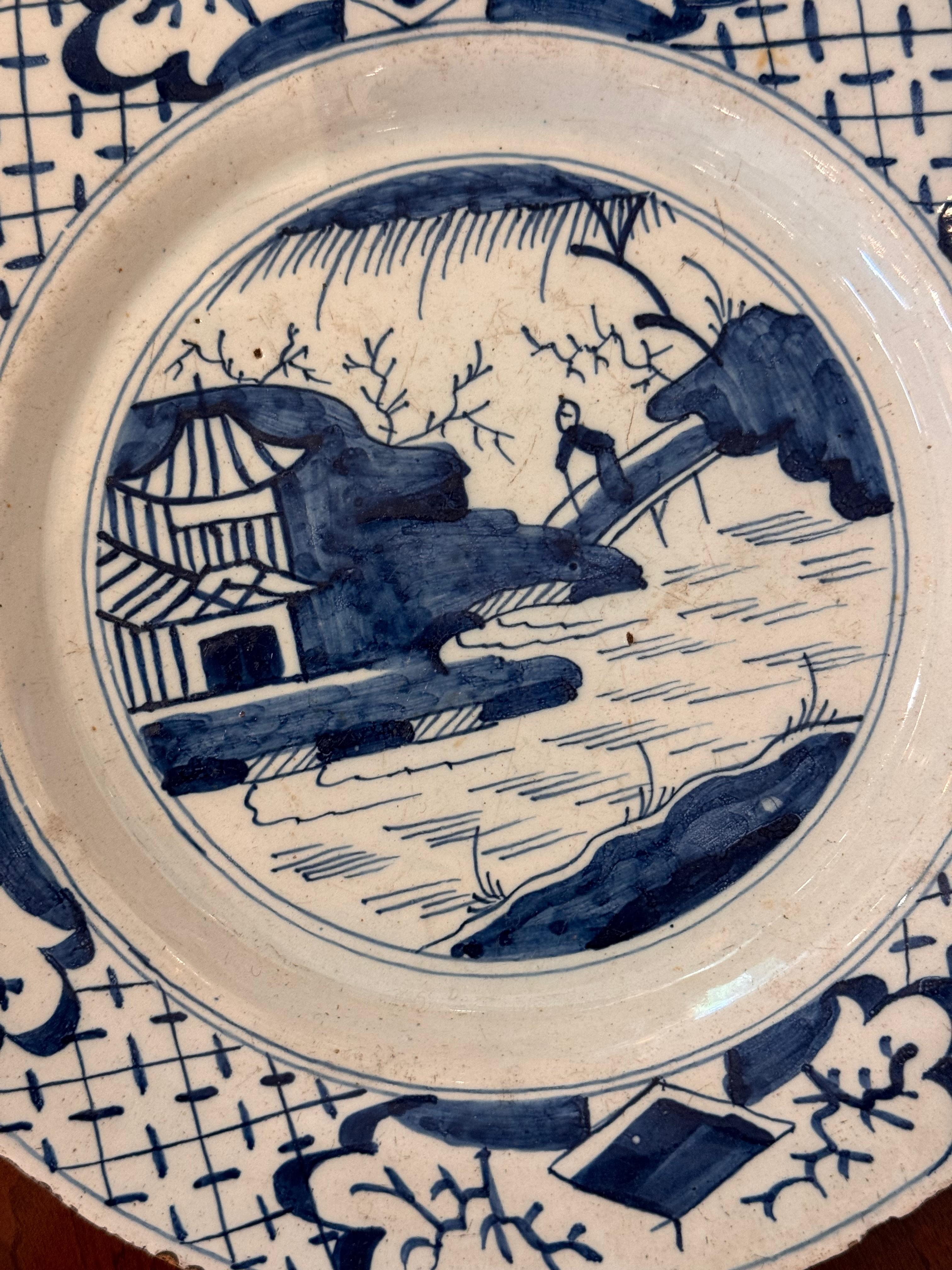 Néerlandais Assiette de Delft bleue et blanche du 18ème siècle en vente