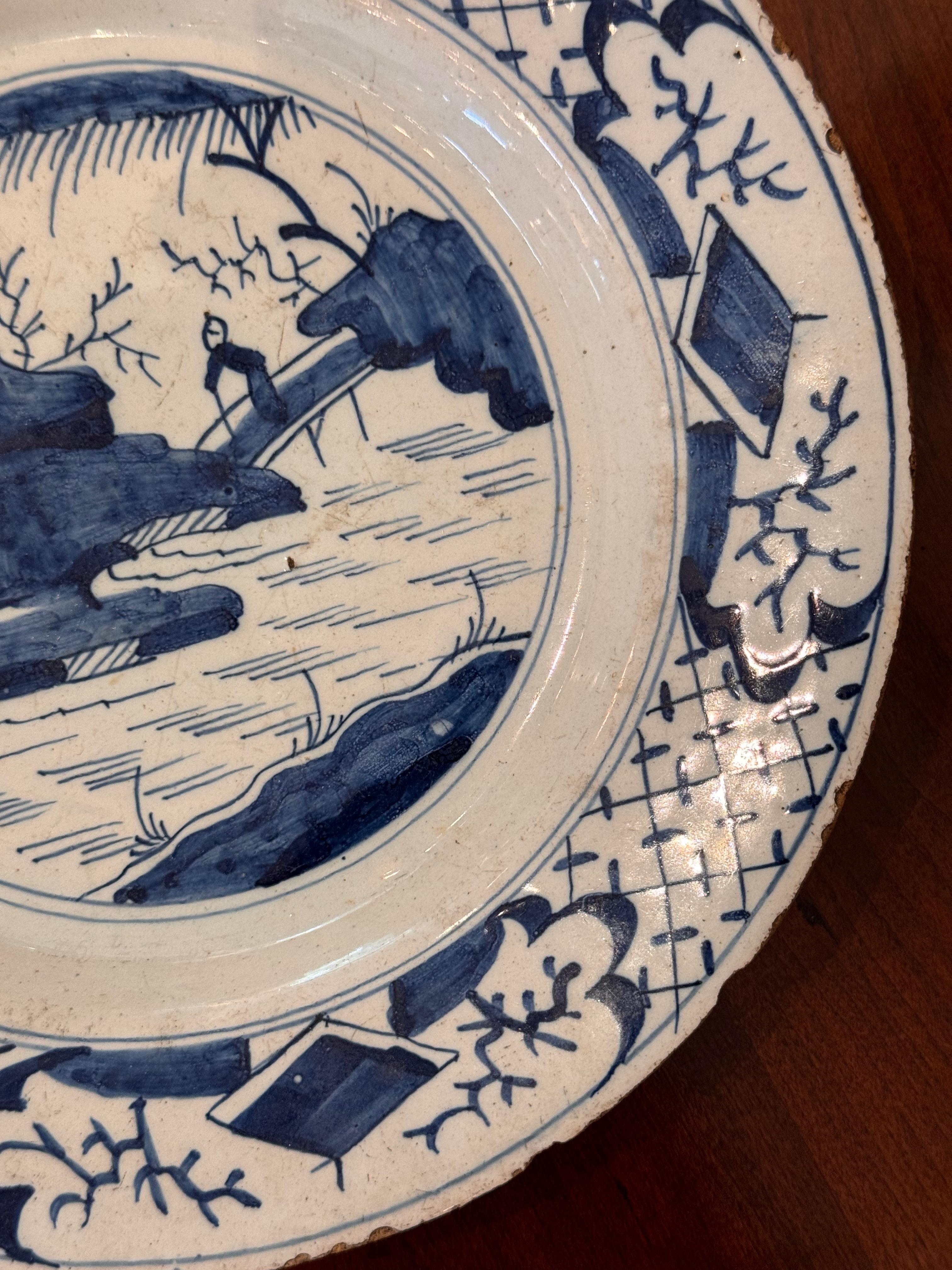 Assiette de Delft bleue et blanche du 18ème siècle Bon état - En vente à Charlottesville, VA