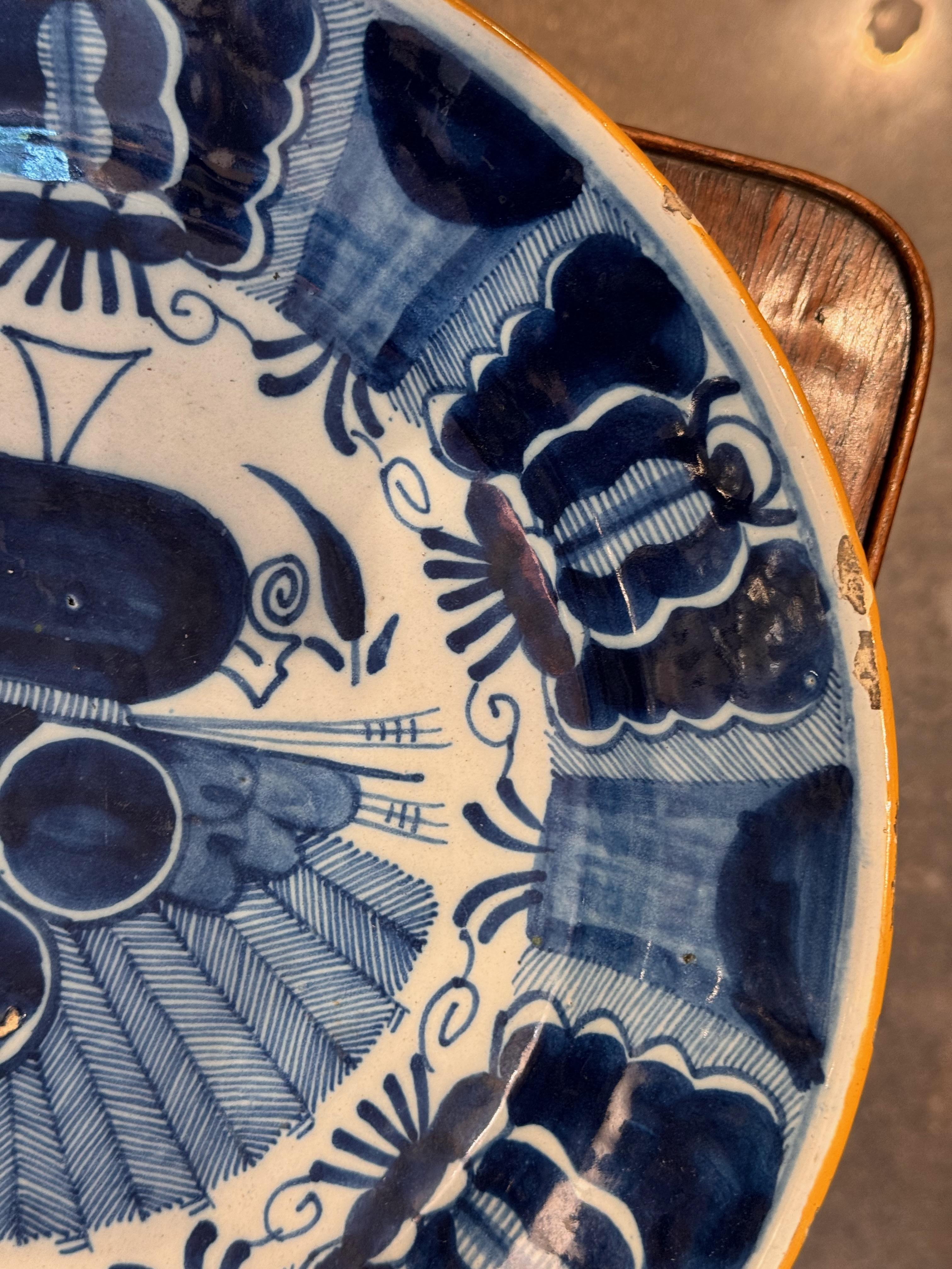 Fino al XVIII secolo Piatto Delft blu e bianco del 18° secolo in vendita
