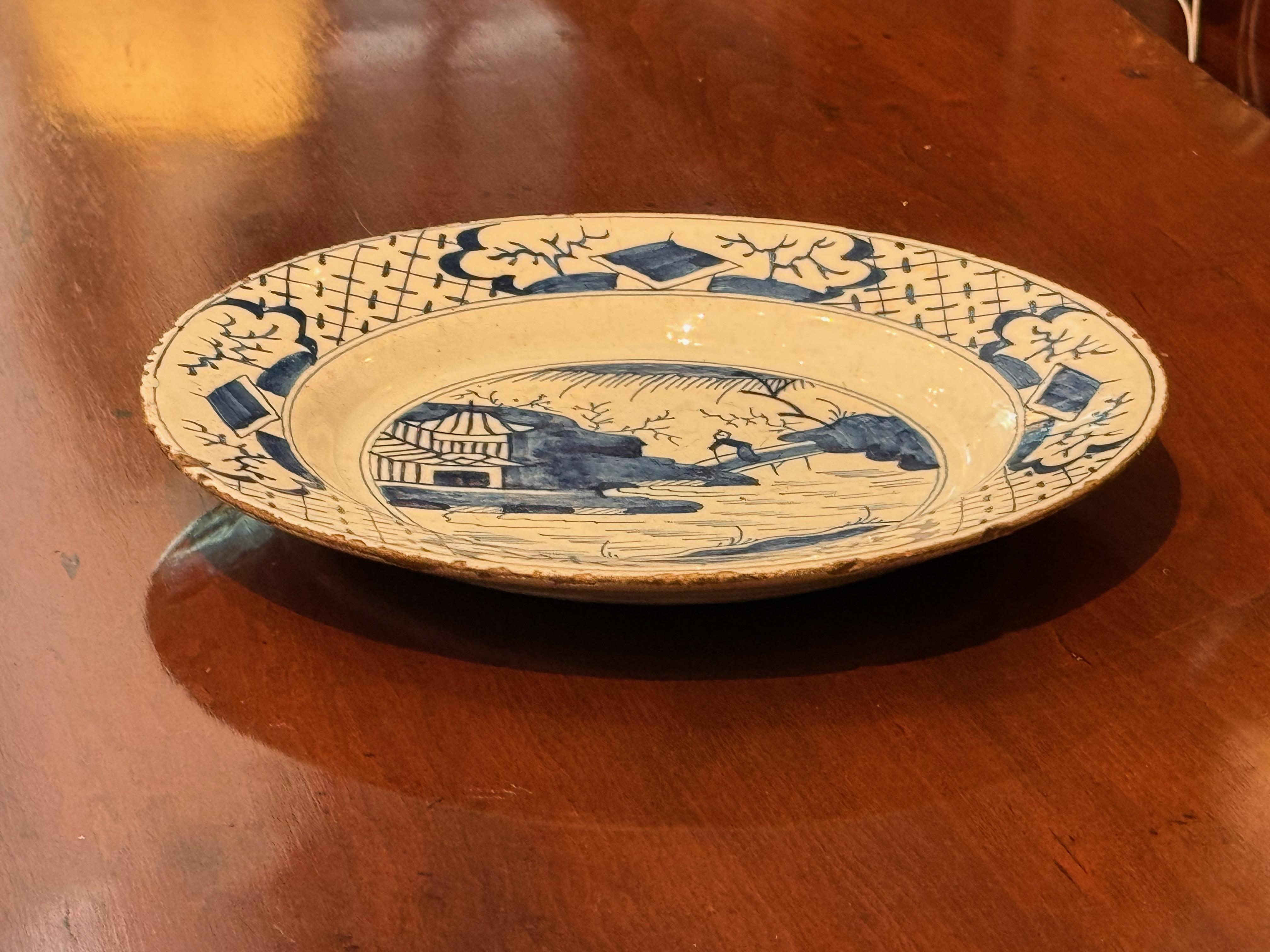 XVIIIe siècle et antérieur Assiette de Delft bleue et blanche du 18ème siècle en vente