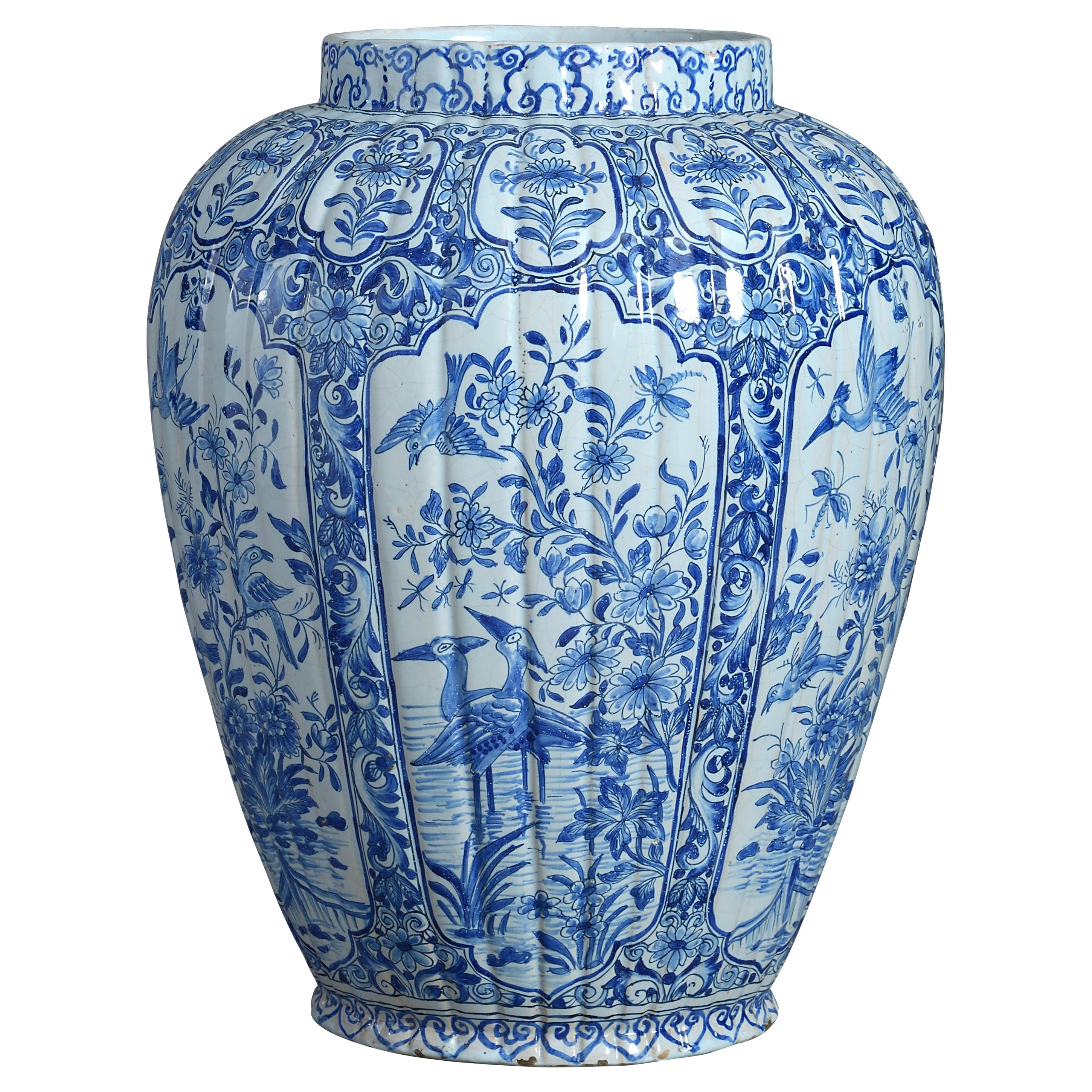 vase en poterie de Delft bleu et blanc du 18e siècle