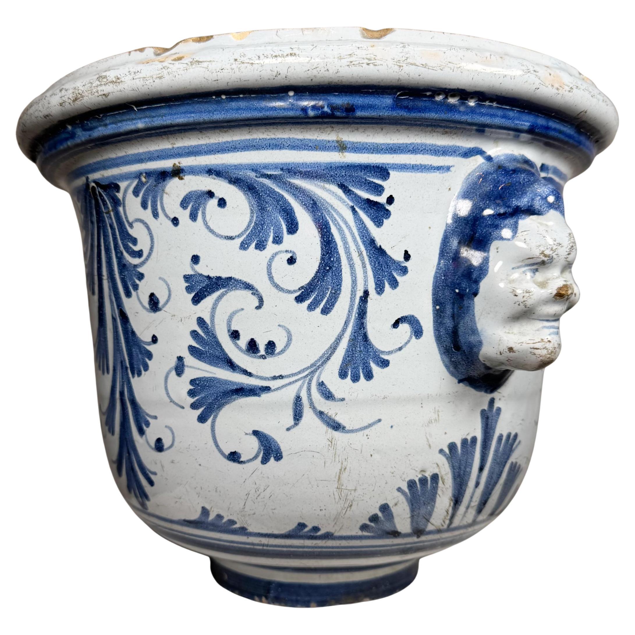 Blauer und weißer französischer Übertopf aus dem 18. Jahrhundert, wahrscheinlich Nevers im Angebot