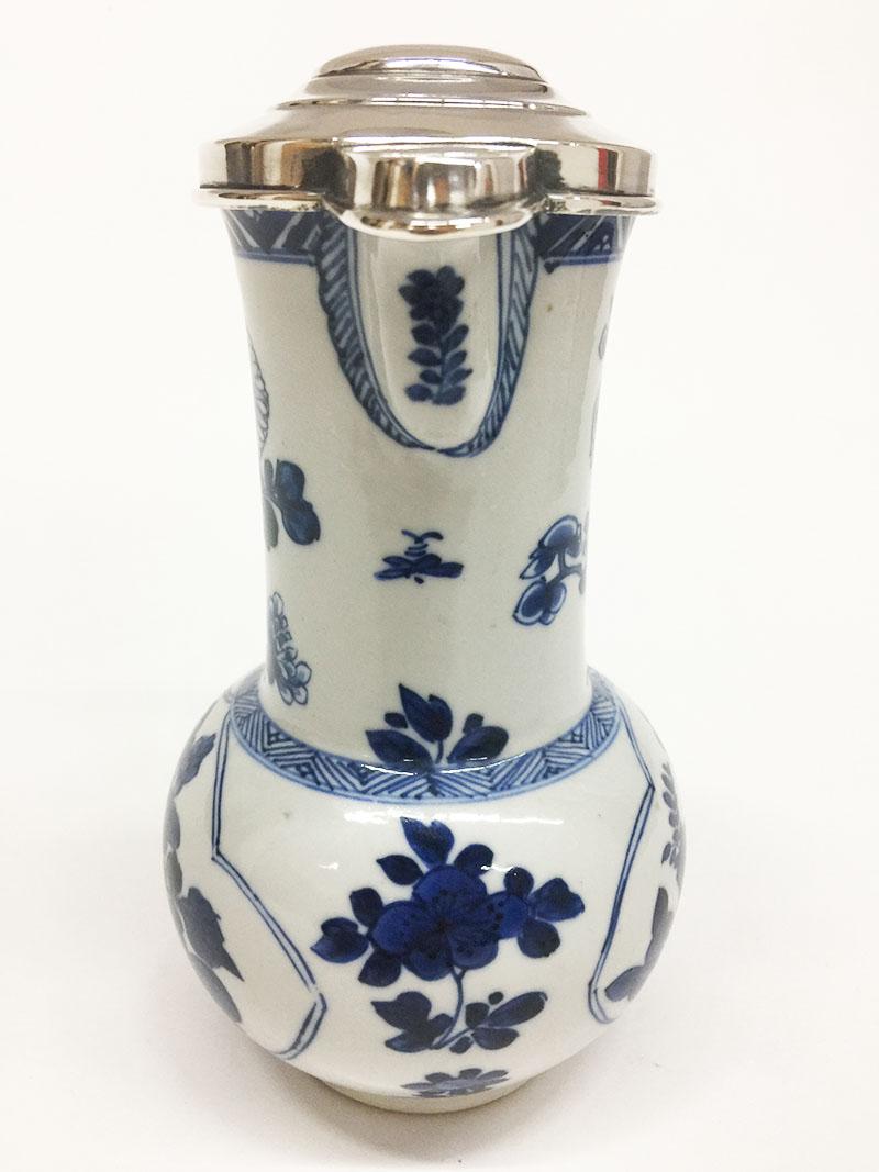 18th Century Blue and White Porcelain and Silver Chinese Jug, Kangxi, 1662-1722 In Good Condition For Sale In Delft, NL