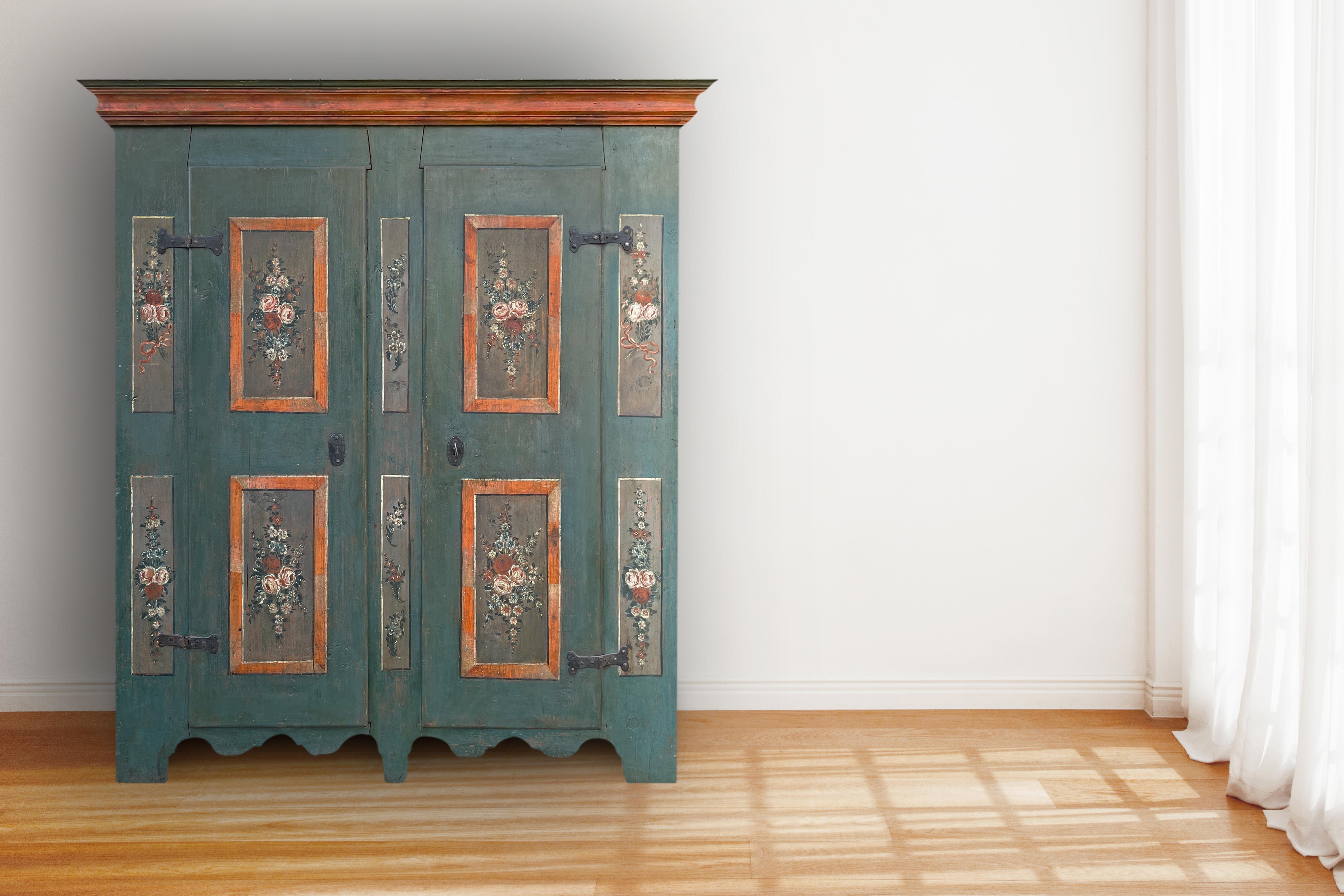 Austrian furniture – Painted Tyrolean wardrobe

H.180 – L.144 (158 at the frames) – P.40 (47 at the frames)

Tyrolean painted wardrobe with two doors, with four main panels depicting bouquets of flowers and six smaller panels with bows and floral