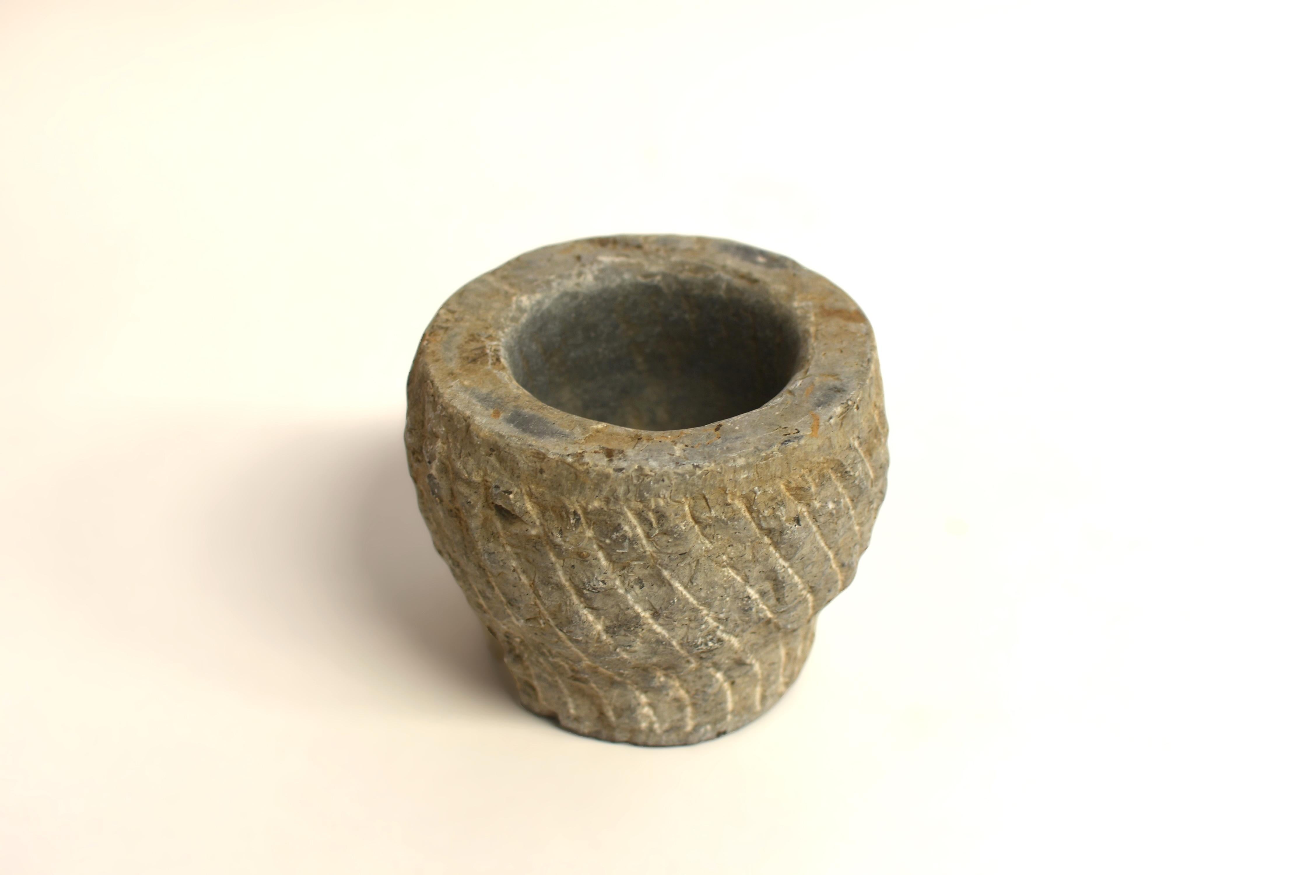 Aus Nordchina stammt ein Stück von großem Altertum. Die Schale aus blauem Granit aus dem 18. Jahrhundert, von Hand geschnitten und geschnitzt, hat eine konische Form mit spiralförmigen Einschnitten und endet auf einem runden Sockel. Die Spiralen