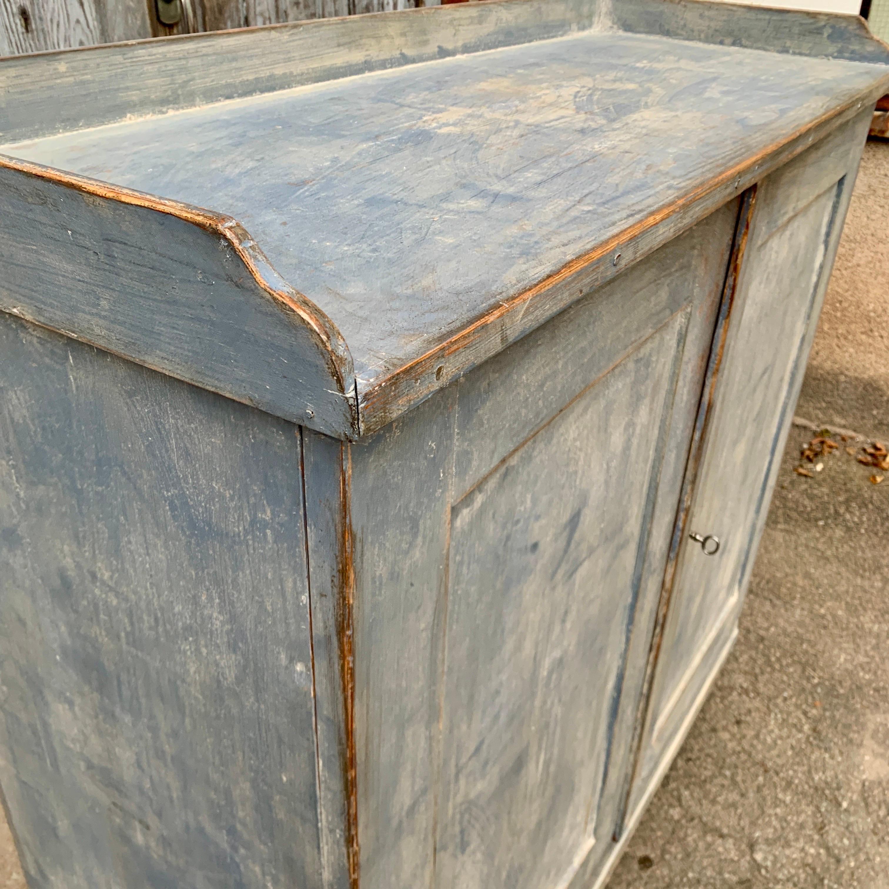 Credenza gustaviana dipinta di blu del XVIII secolo, Svezia in vendita 4