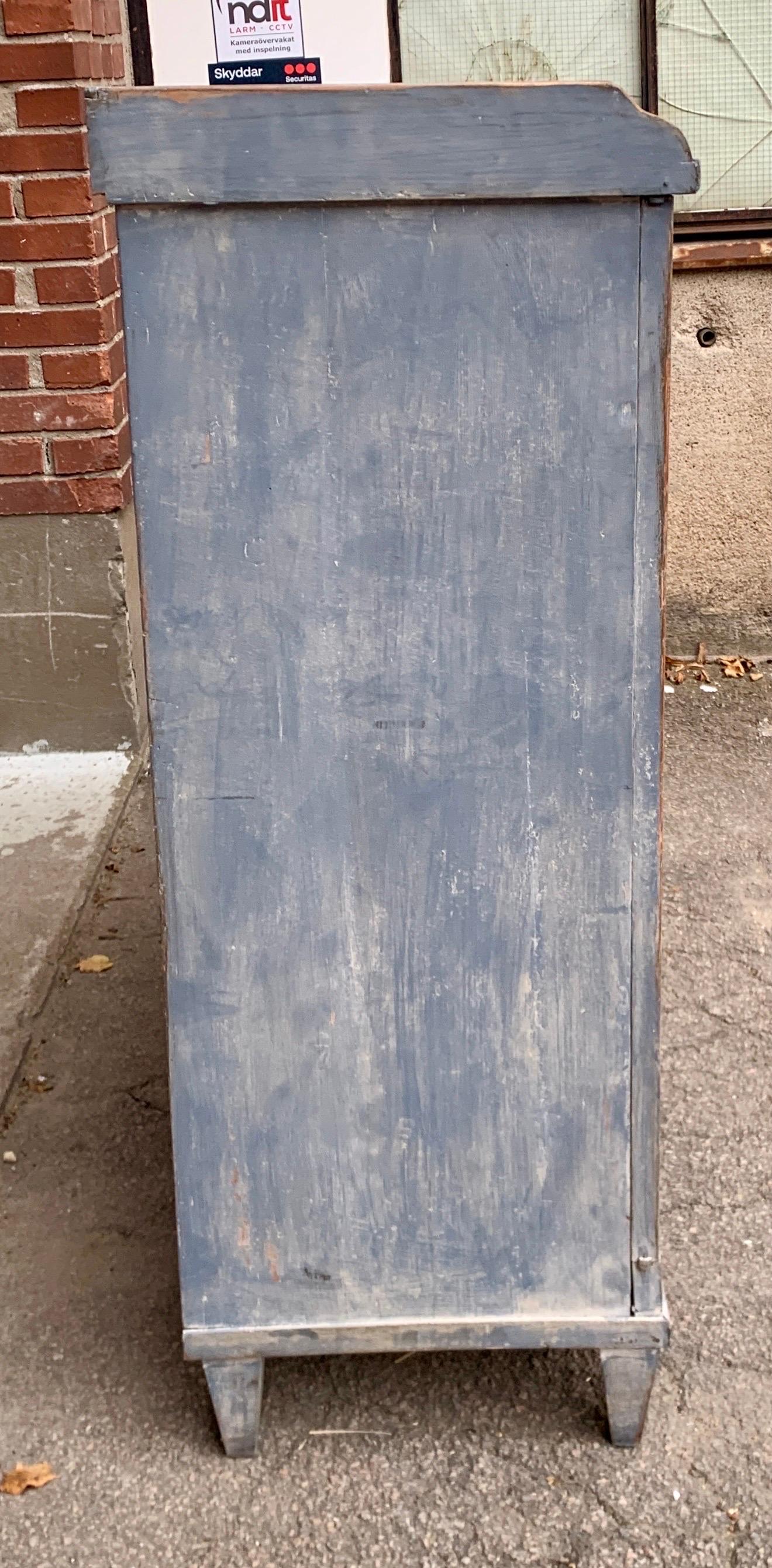 Credenza gustaviana dipinta di blu del XVIII secolo, Svezia in vendita 5