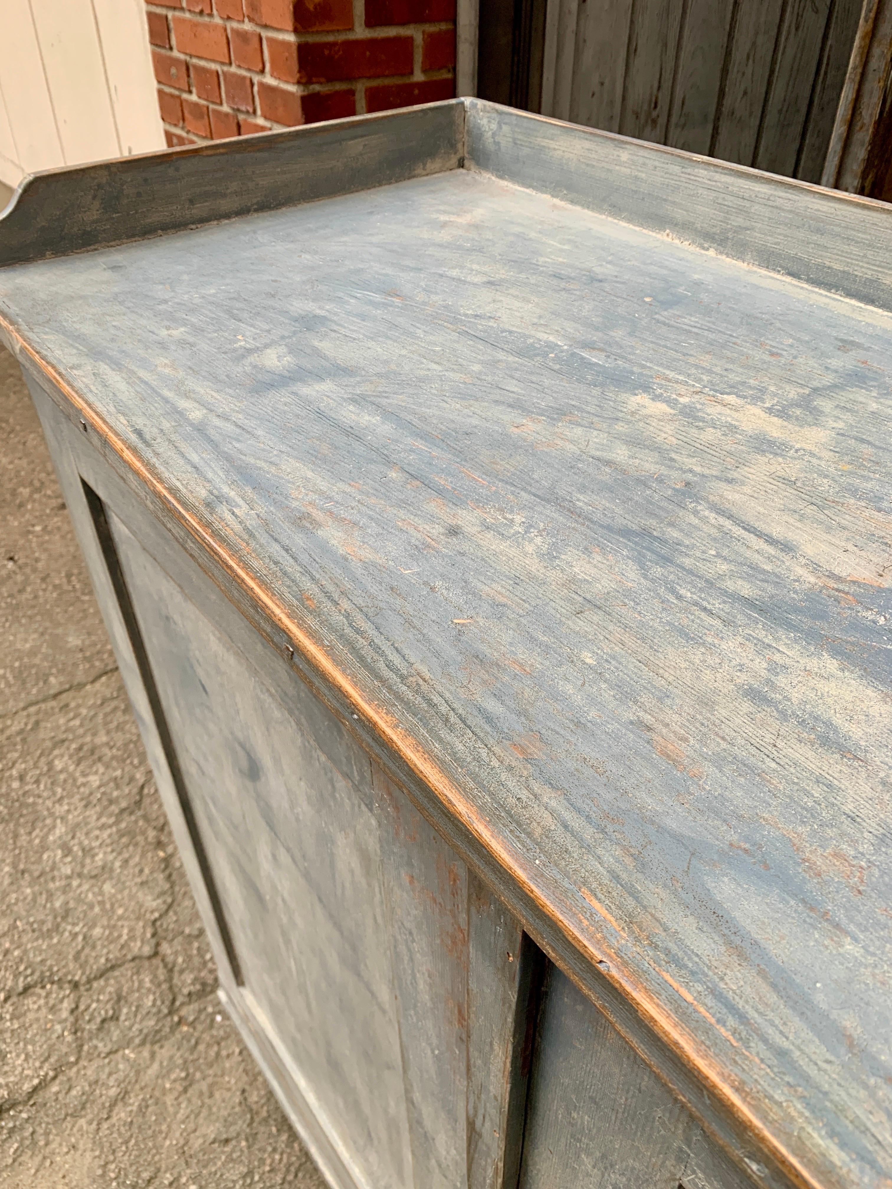Credenza gustaviana dipinta di blu del XVIII secolo, Svezia in vendita 13