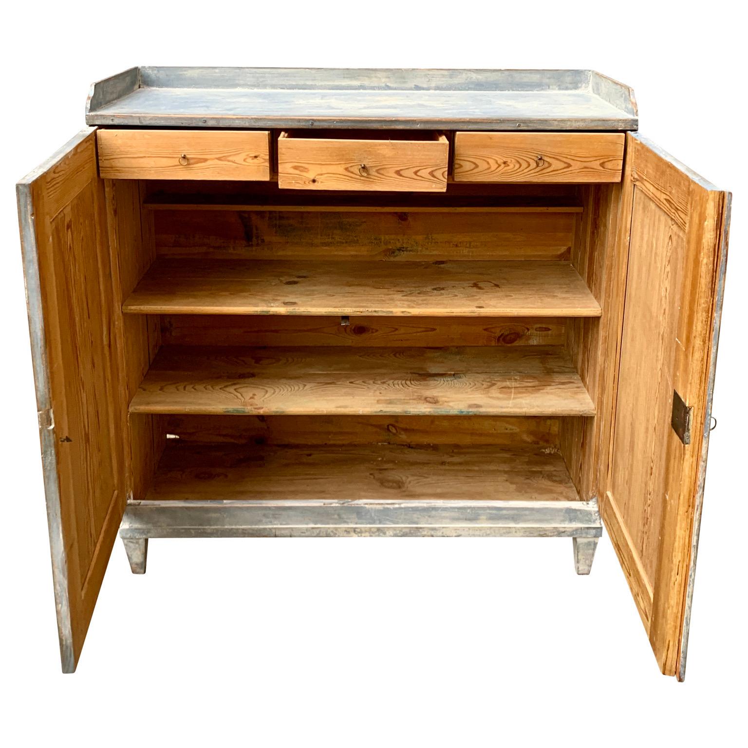 Svedese Credenza gustaviana dipinta di blu del XVIII secolo, Svezia in vendita