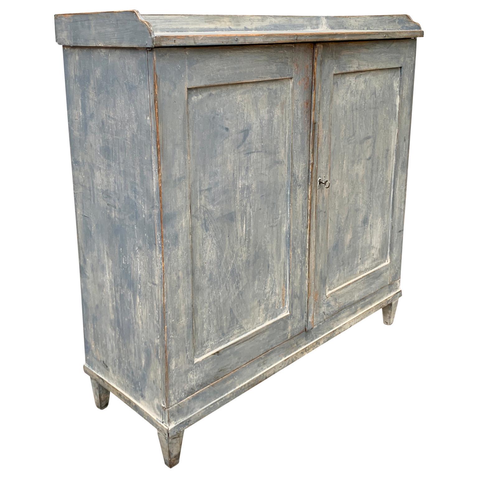 Fatto a mano Credenza gustaviana dipinta di blu del XVIII secolo, Svezia in vendita
