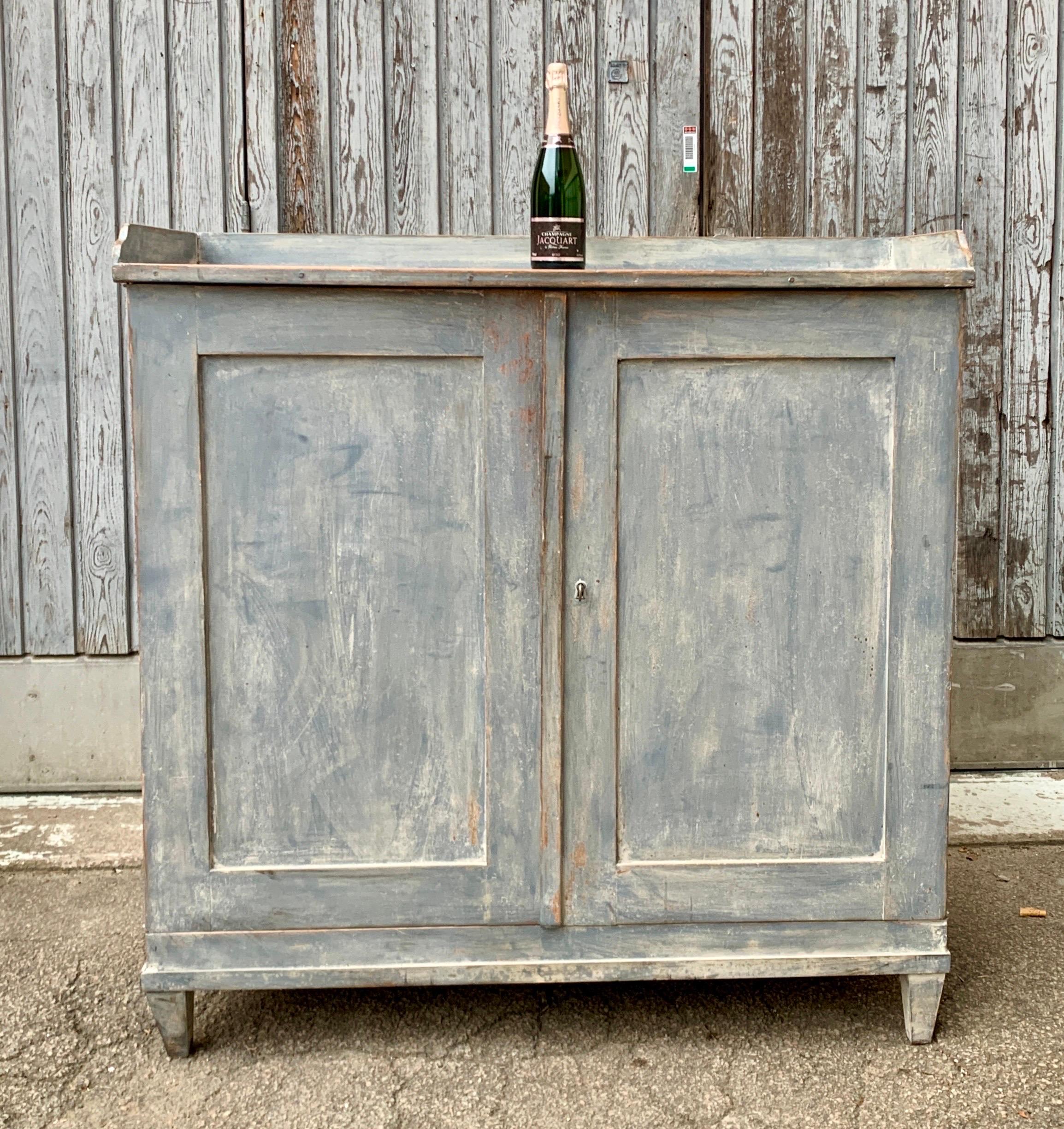 Pino Credenza gustaviana dipinta di blu del XVIII secolo, Svezia in vendita