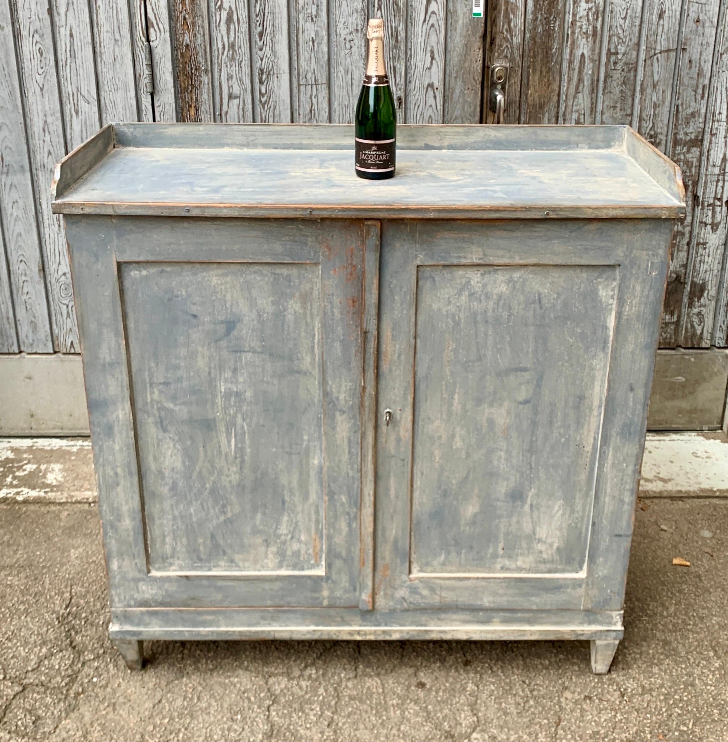 Credenza gustaviana dipinta di blu del XVIII secolo, Svezia in vendita 2