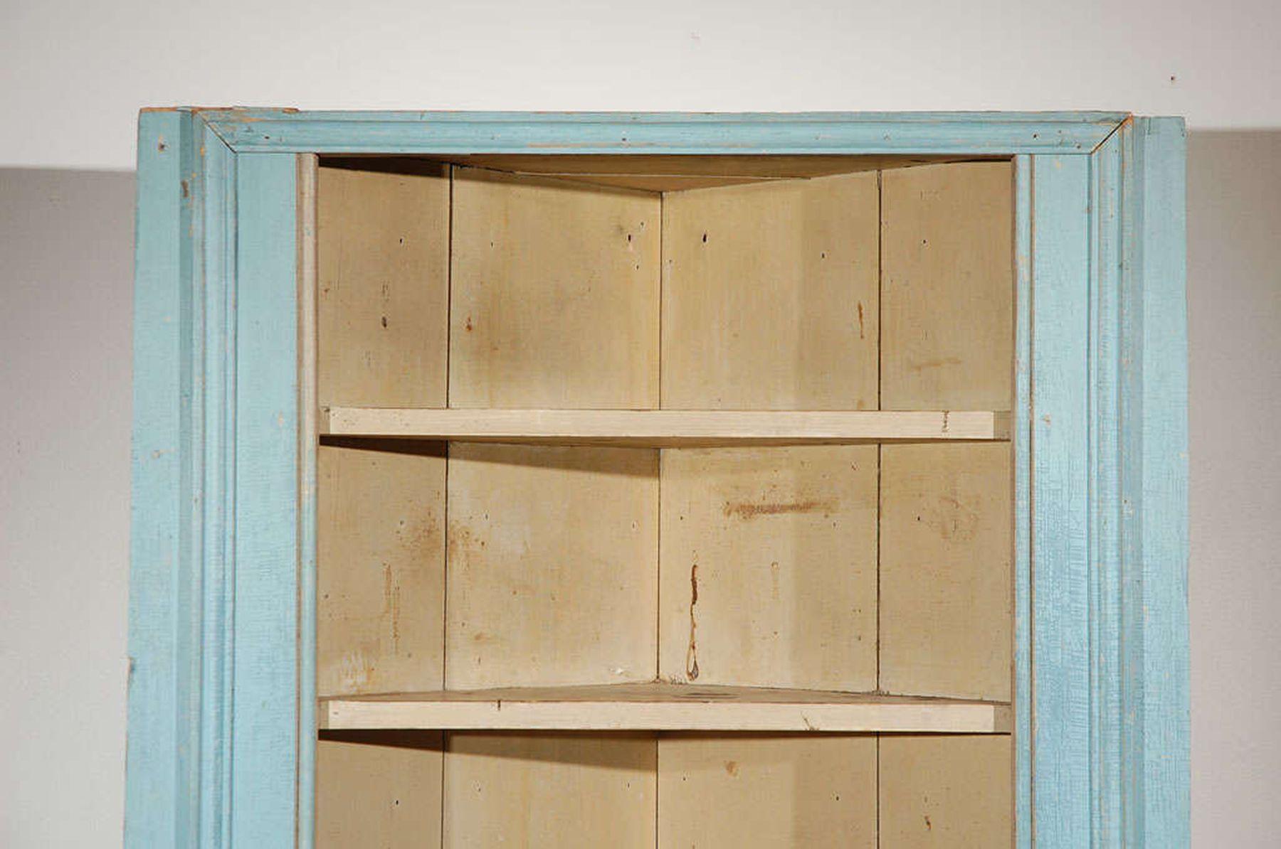 Adirondack Armoire d'angle deux pièces du 18e siècle peinte en bleu en vente