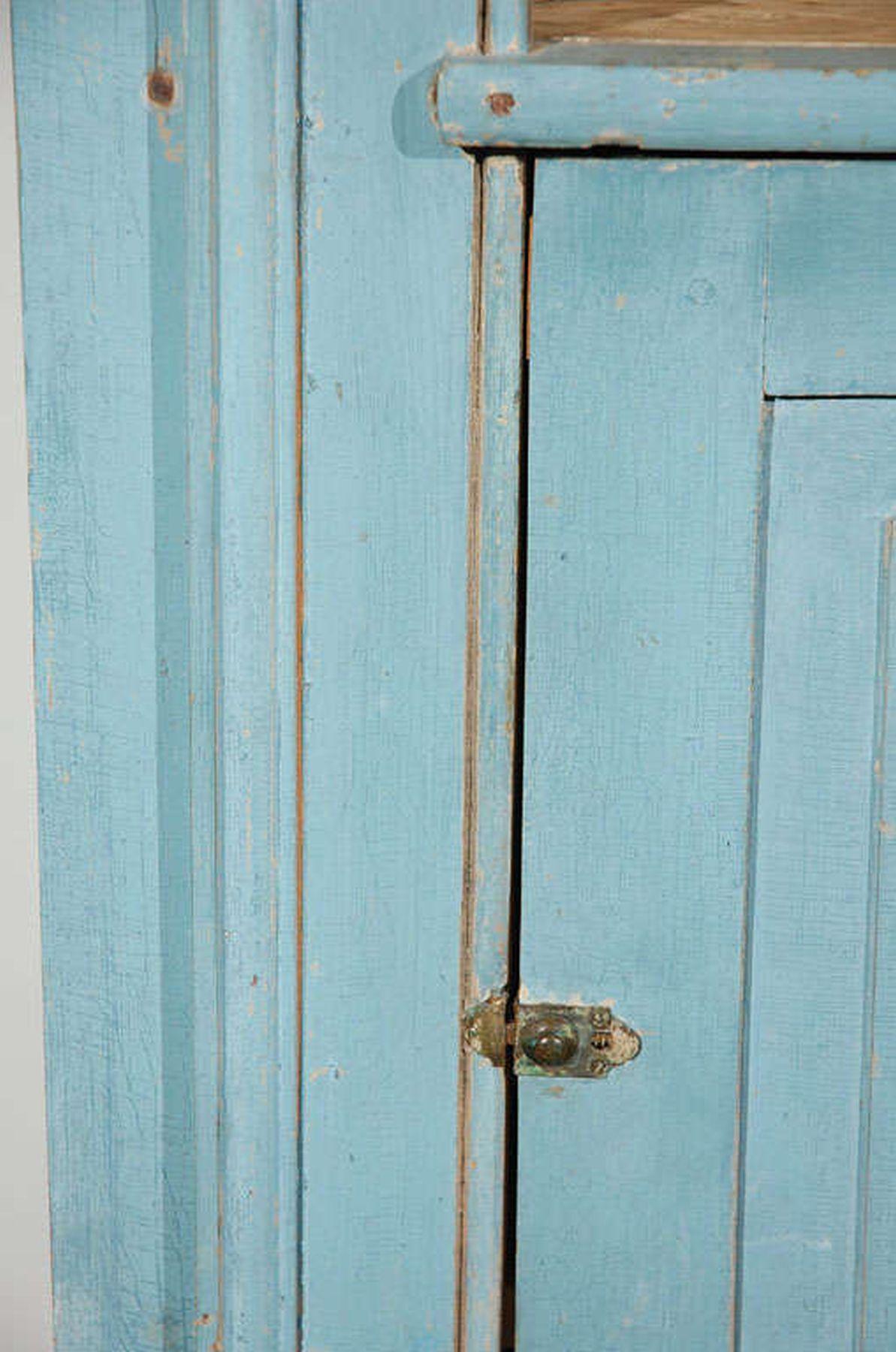 Américain Armoire d'angle deux pièces du 18e siècle peinte en bleu en vente