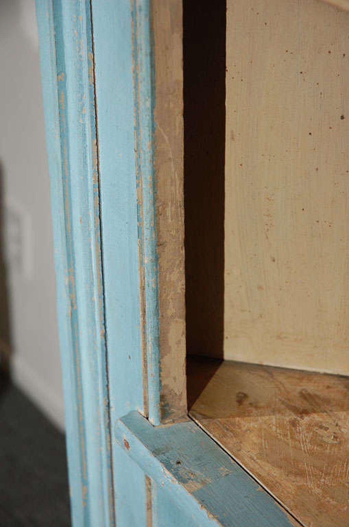 Armoire d'angle deux pièces du 18e siècle peinte en bleu Abîmé - En vente à Los Angeles, CA