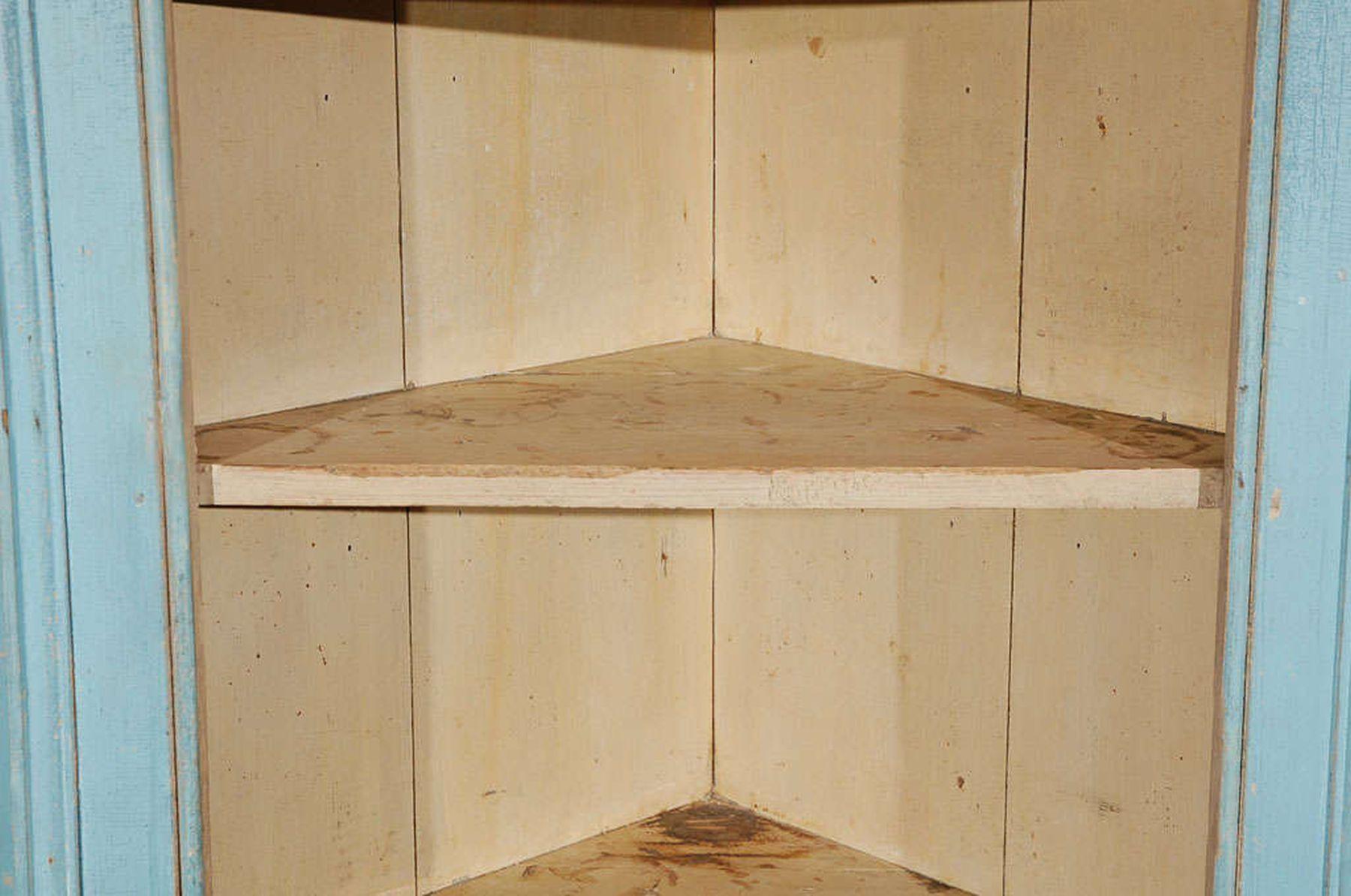 XIXe siècle Armoire d'angle deux pièces du 18e siècle peinte en bleu en vente