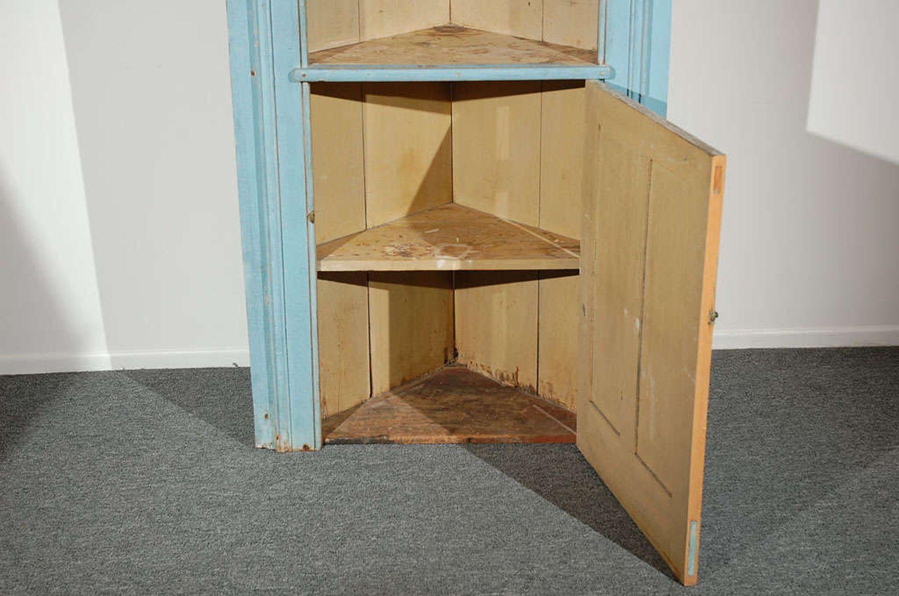 Bois Armoire d'angle deux pièces du 18e siècle peinte en bleu en vente