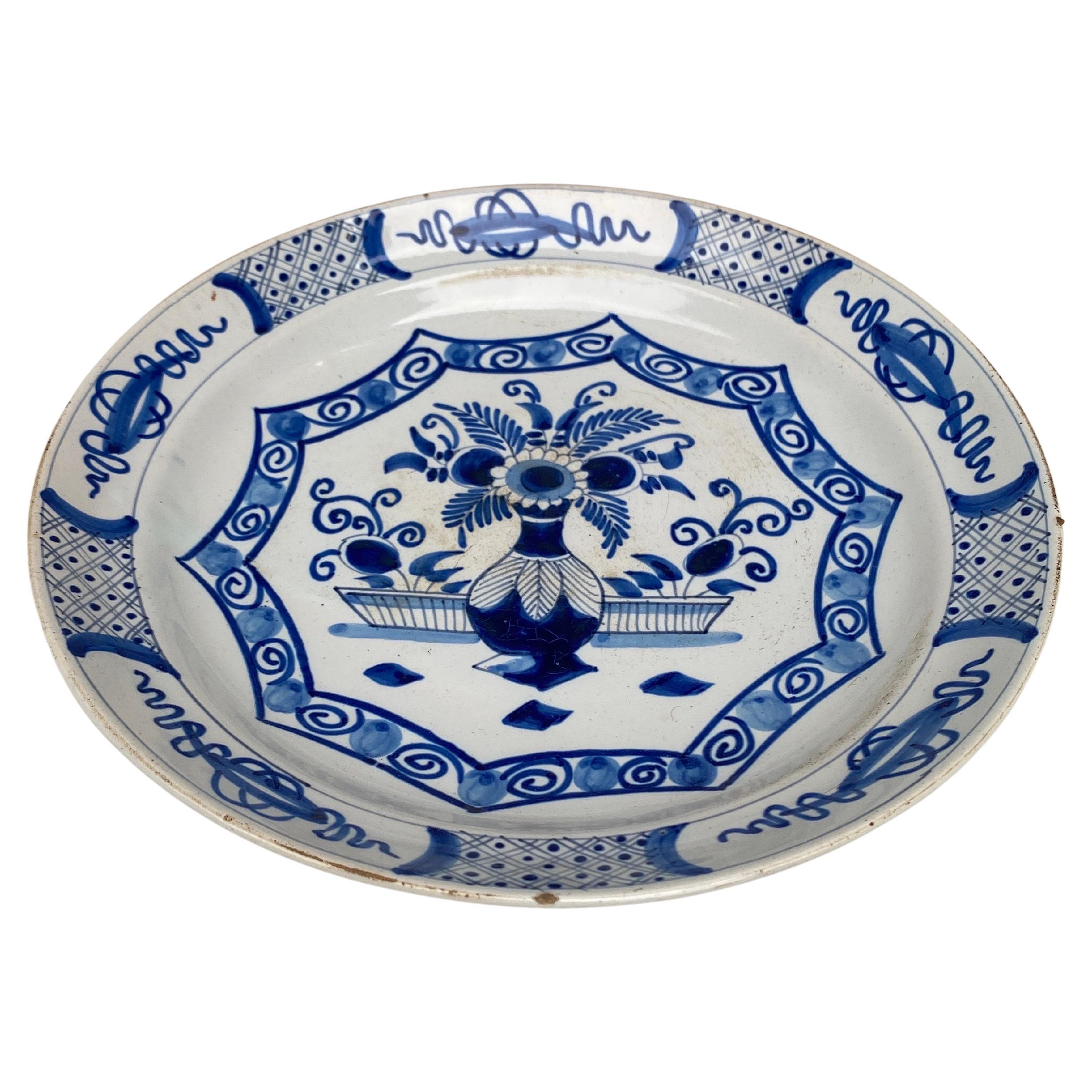 siglo XVIII  Plato Cargador Azul y Blanco de Delft firmado AK.
decoración de un jarrón con flor.
9,3 pulgadas de diámetro.