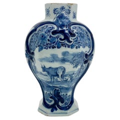 Blau-weiße Delfter Vase des 18. Jahrhunderts mit einer großen Kuhszene