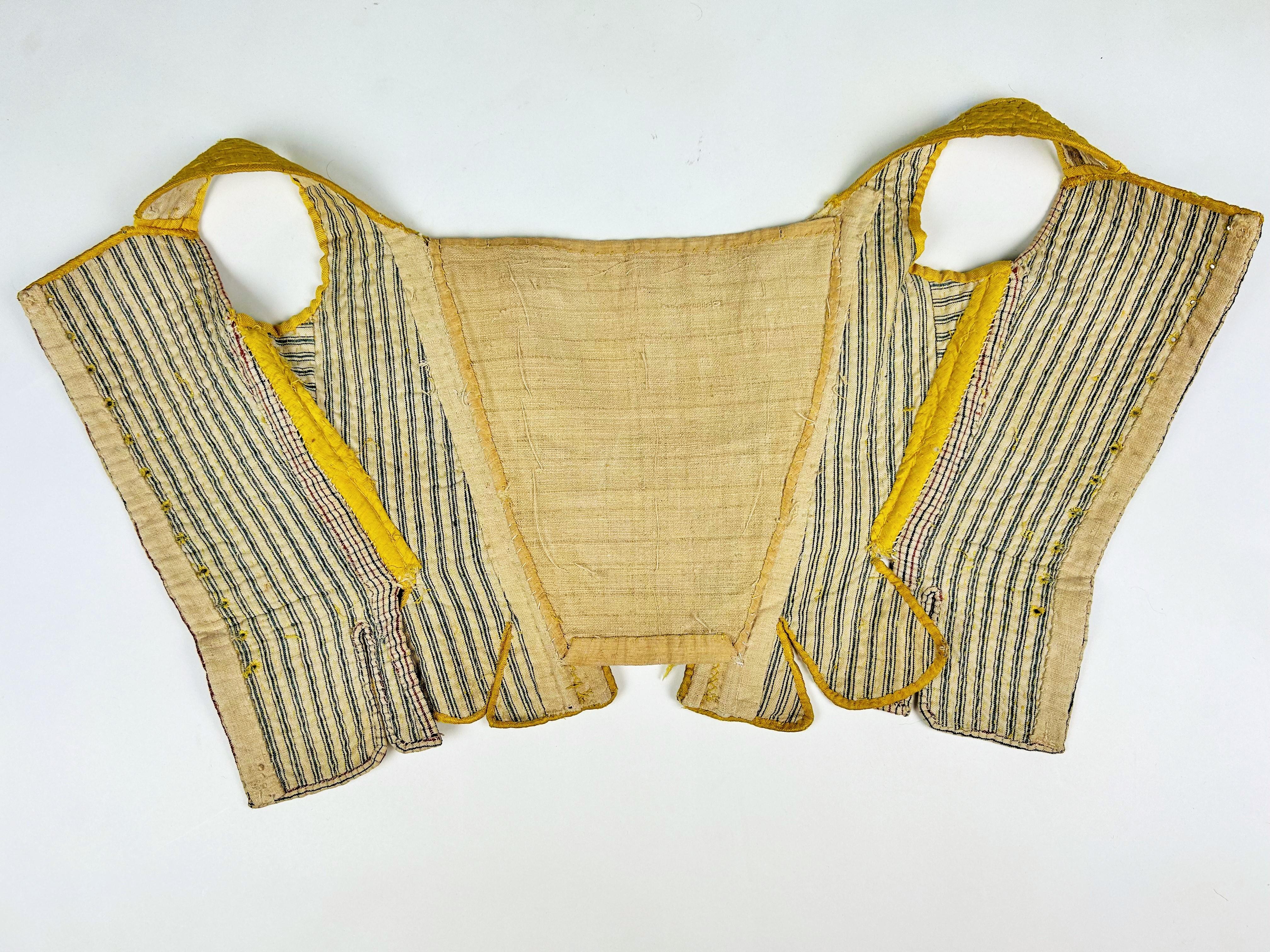 18th Century bodice stay in quilted yellow silk - France Circa 1770 For Sale 5