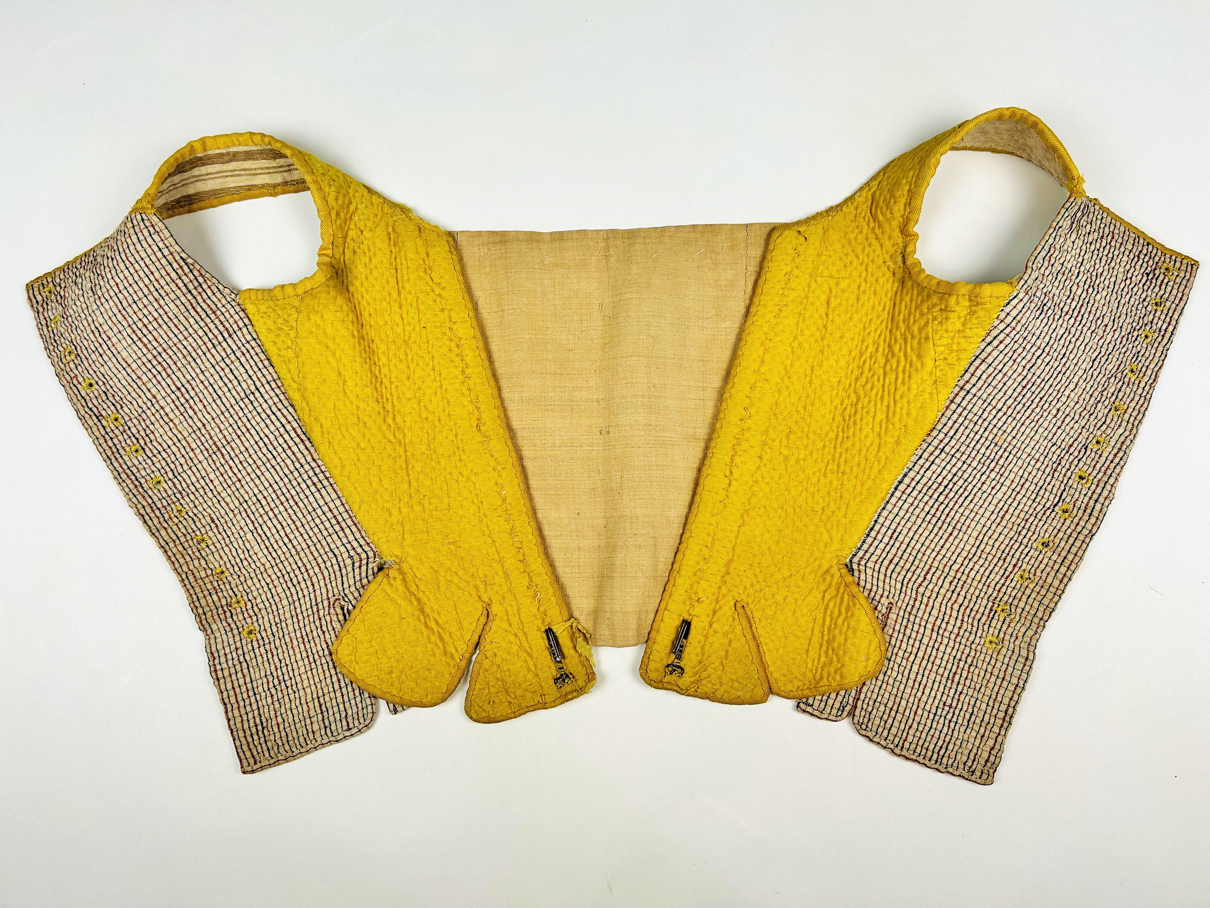 18th Century bodice stay in quilted yellow silk - France Circa 1770 For Sale 9