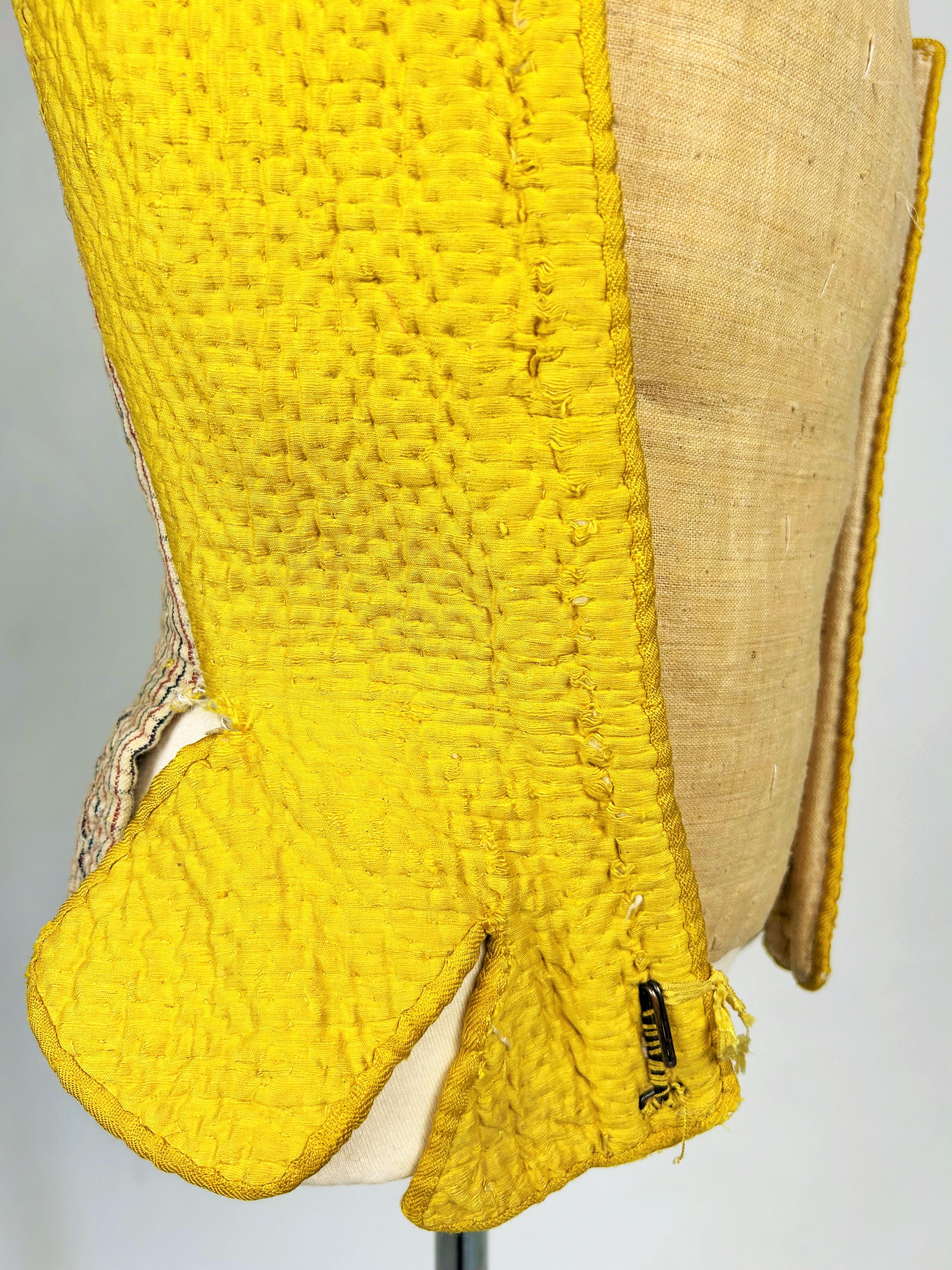 18th Century bodice stay in quilted yellow silk - France Circa 1770 In Good Condition For Sale In Toulon, FR