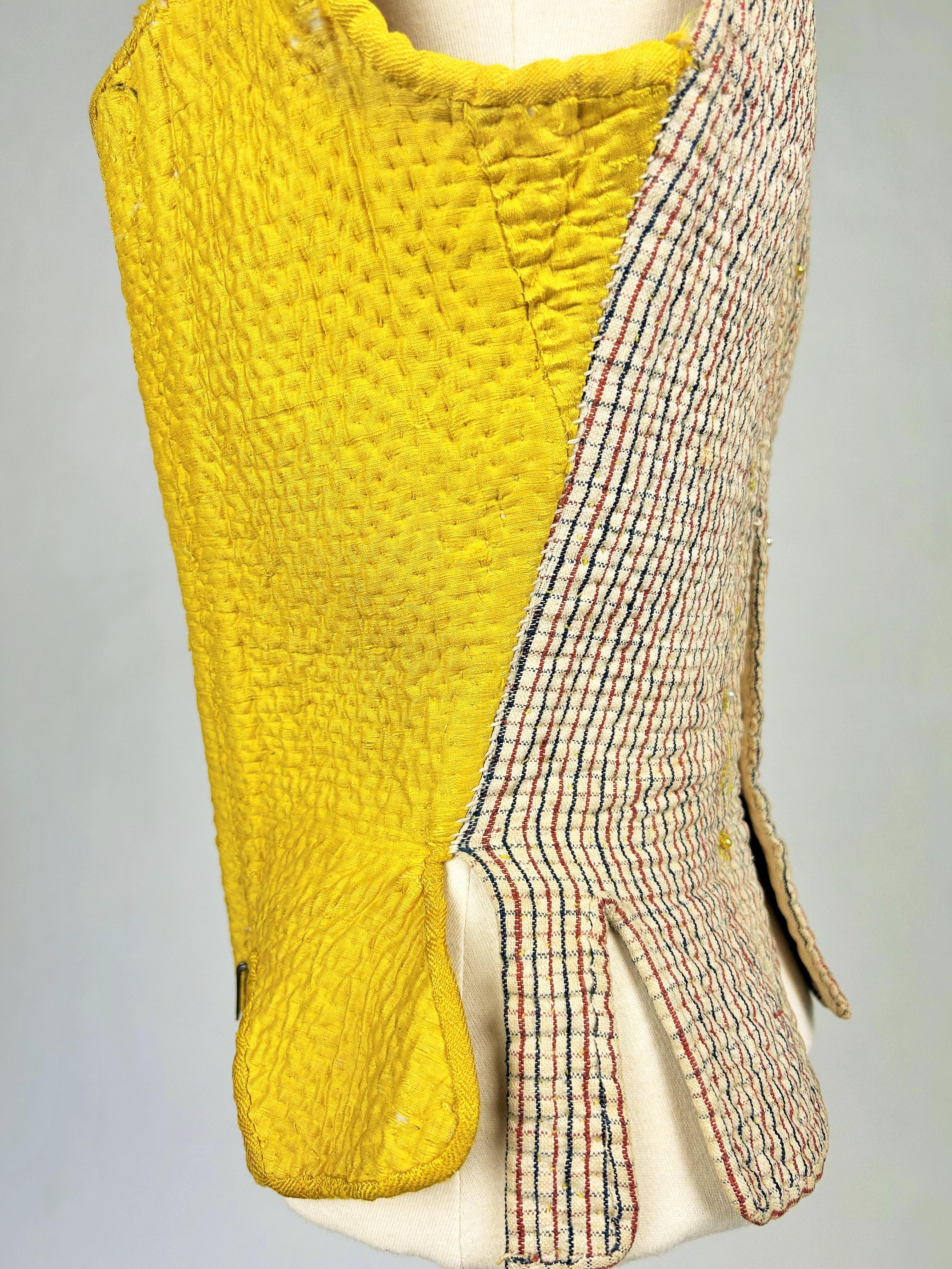 18th Century bodice stay in quilted yellow silk - France Circa 1770 For Sale 2