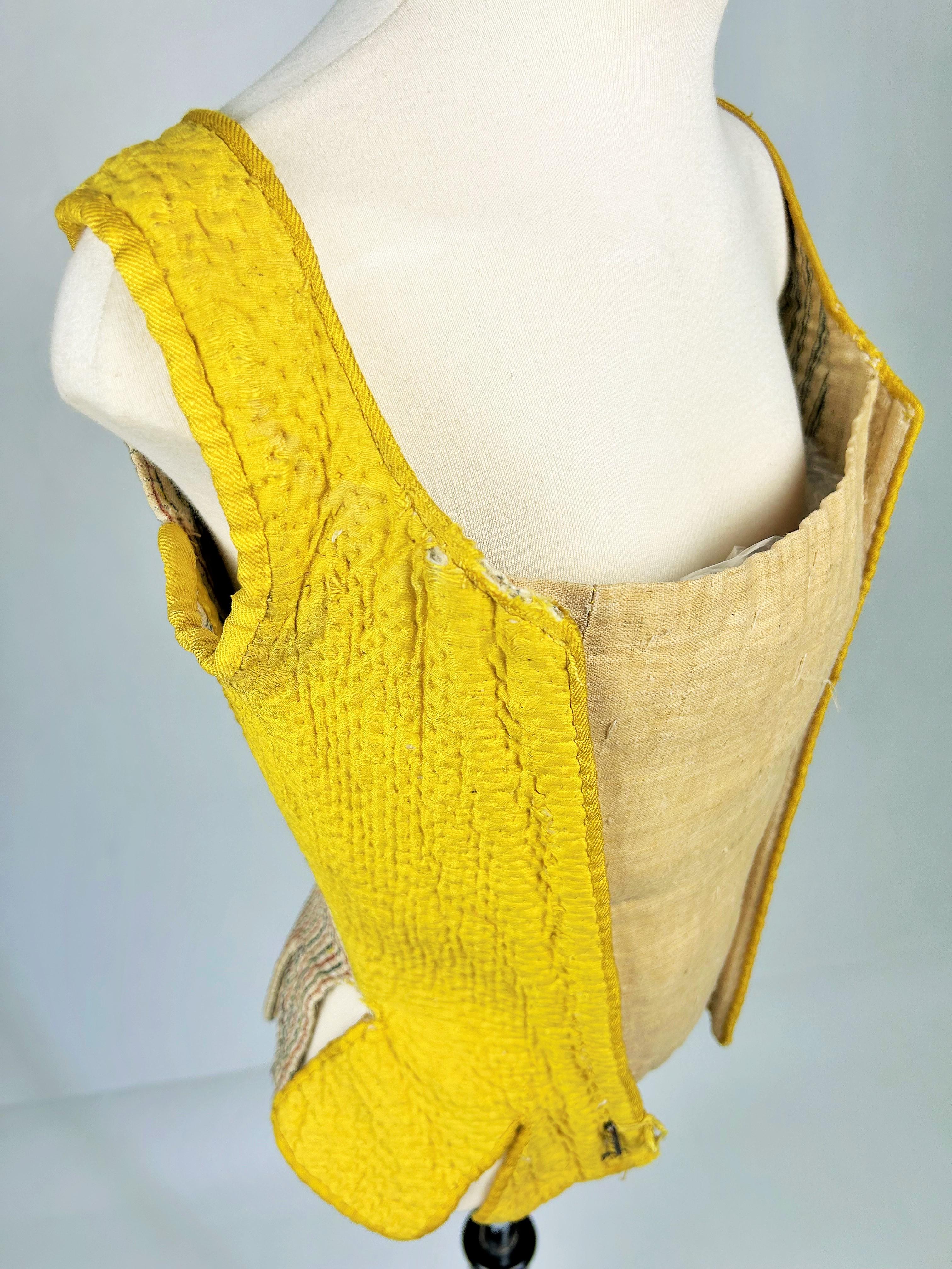 18th Century bodice stay in quilted yellow silk - France Circa 1770 For Sale 3