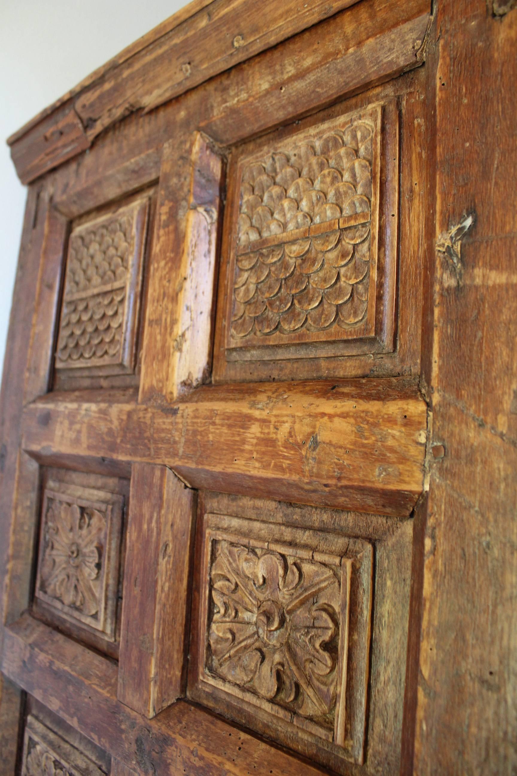 18th Century Bolivian Fruitwood Hand-Carved Colonial Cabinet In Good Condition In Marbella, ES