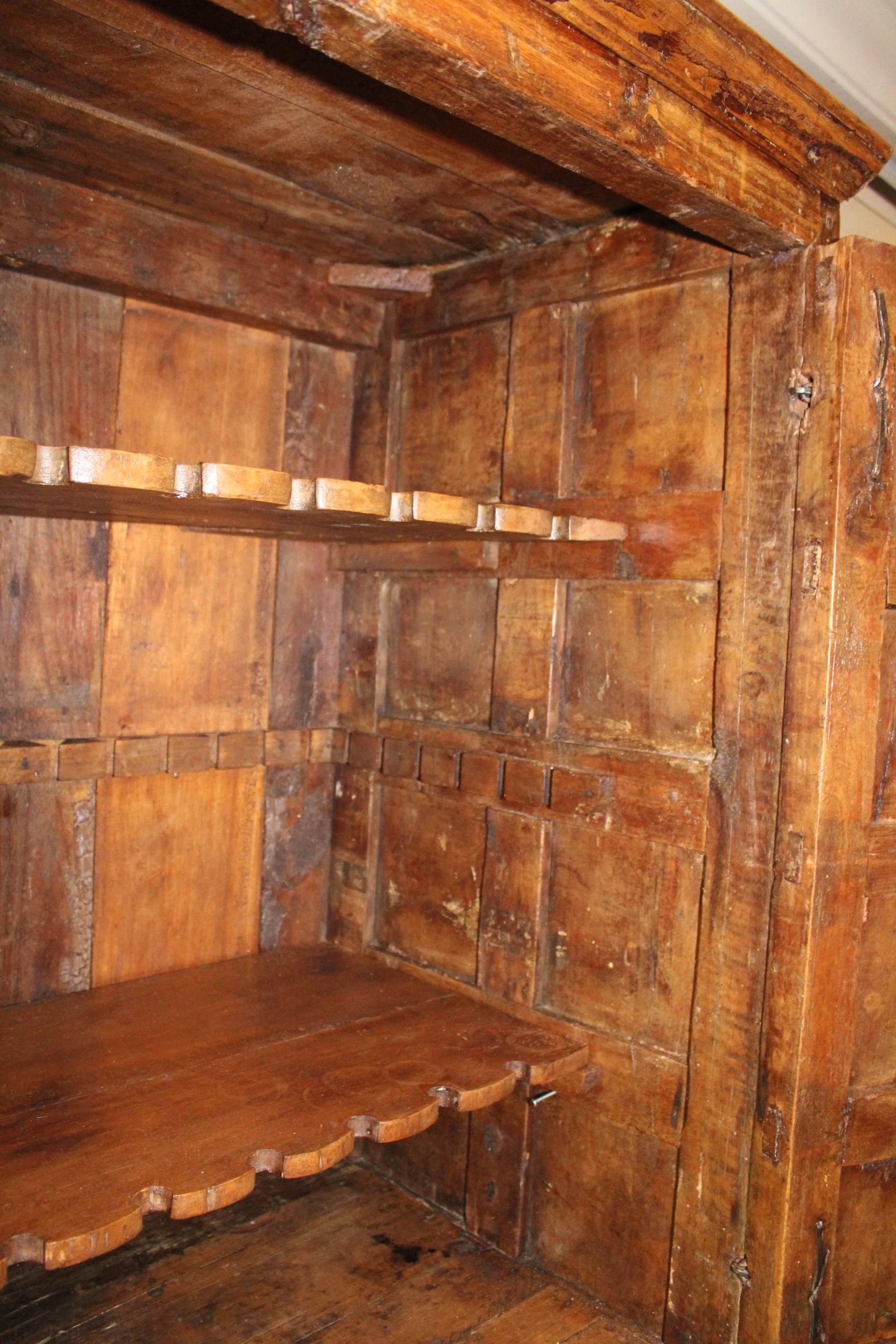 Armario colonial del siglo XVIII tallado a mano en madera de frutal boliviano Madera frutal en venta