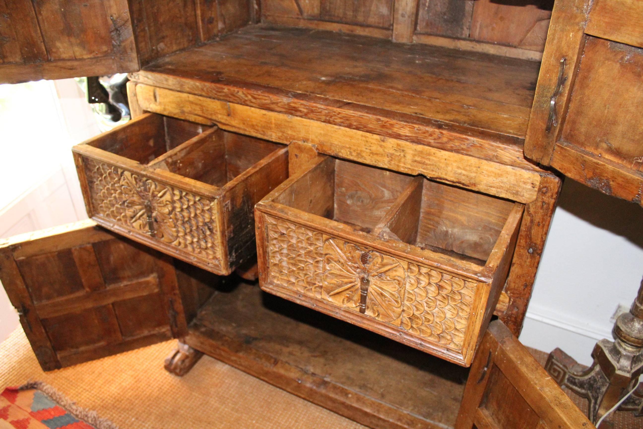 Armario colonial del siglo XVIII tallado a mano en madera de frutal boliviano en venta 2