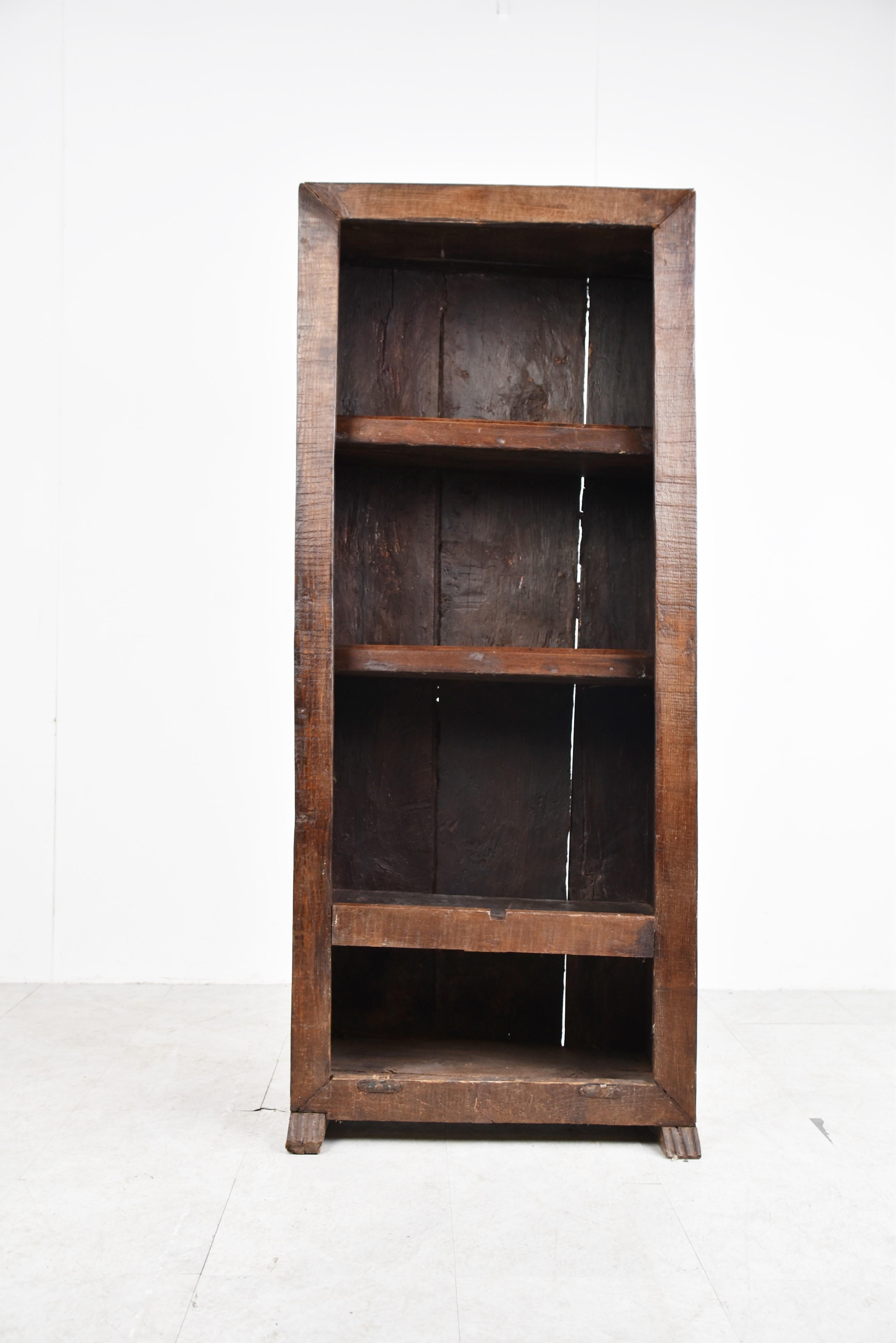 Antiker primitiver Bücherschrank aus Massivholz aus dem 18. Jahrhundert.

schöne 'raue' antike Bücherkiste oder Vitrine.

Schön gelebtes Holz

1700er Jahre - Frankreich

Abmessungen:
Höhe: 149cm/58.66