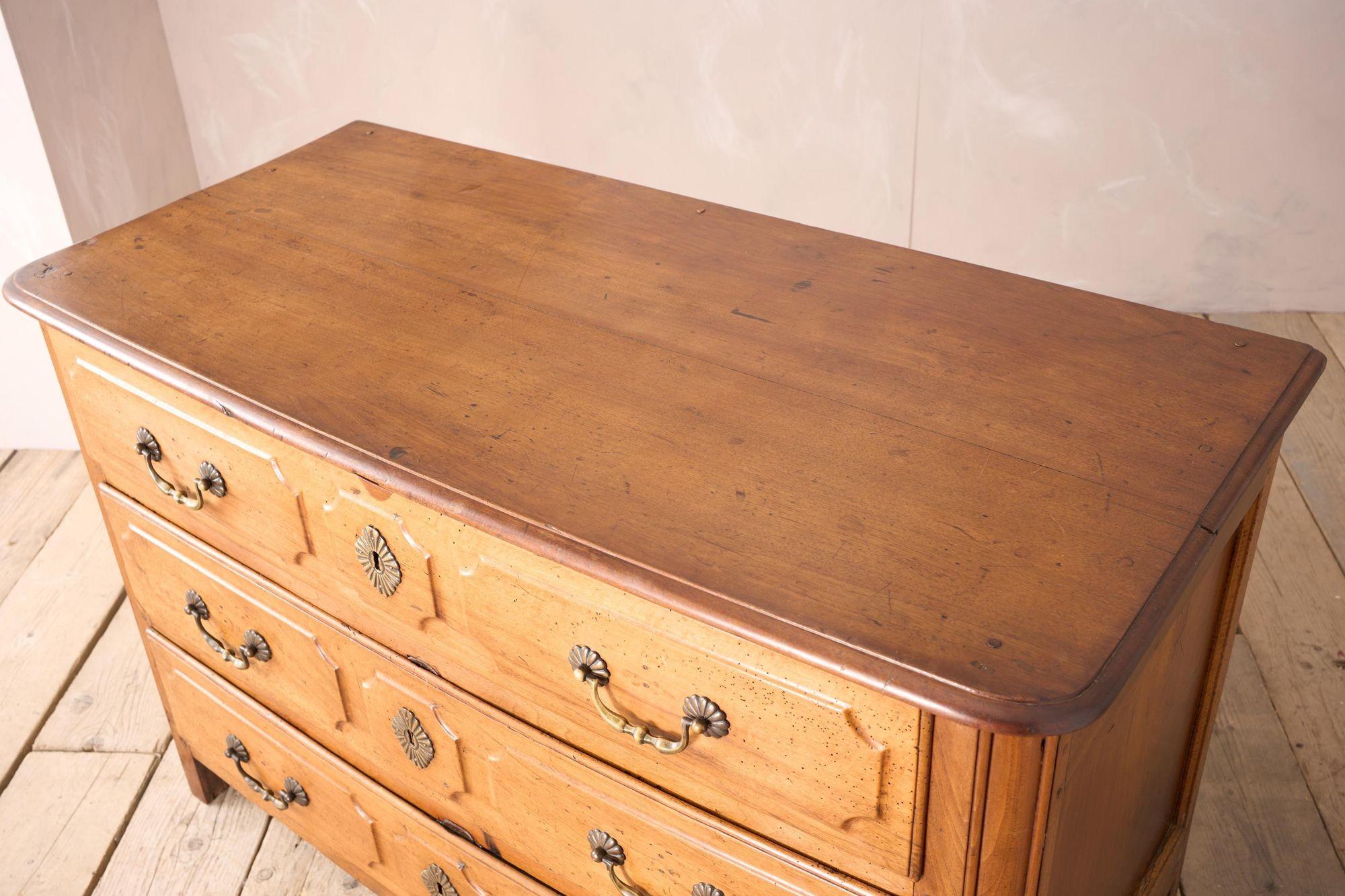 18th century Bow fronted walnut Chest of drawers For Sale 5