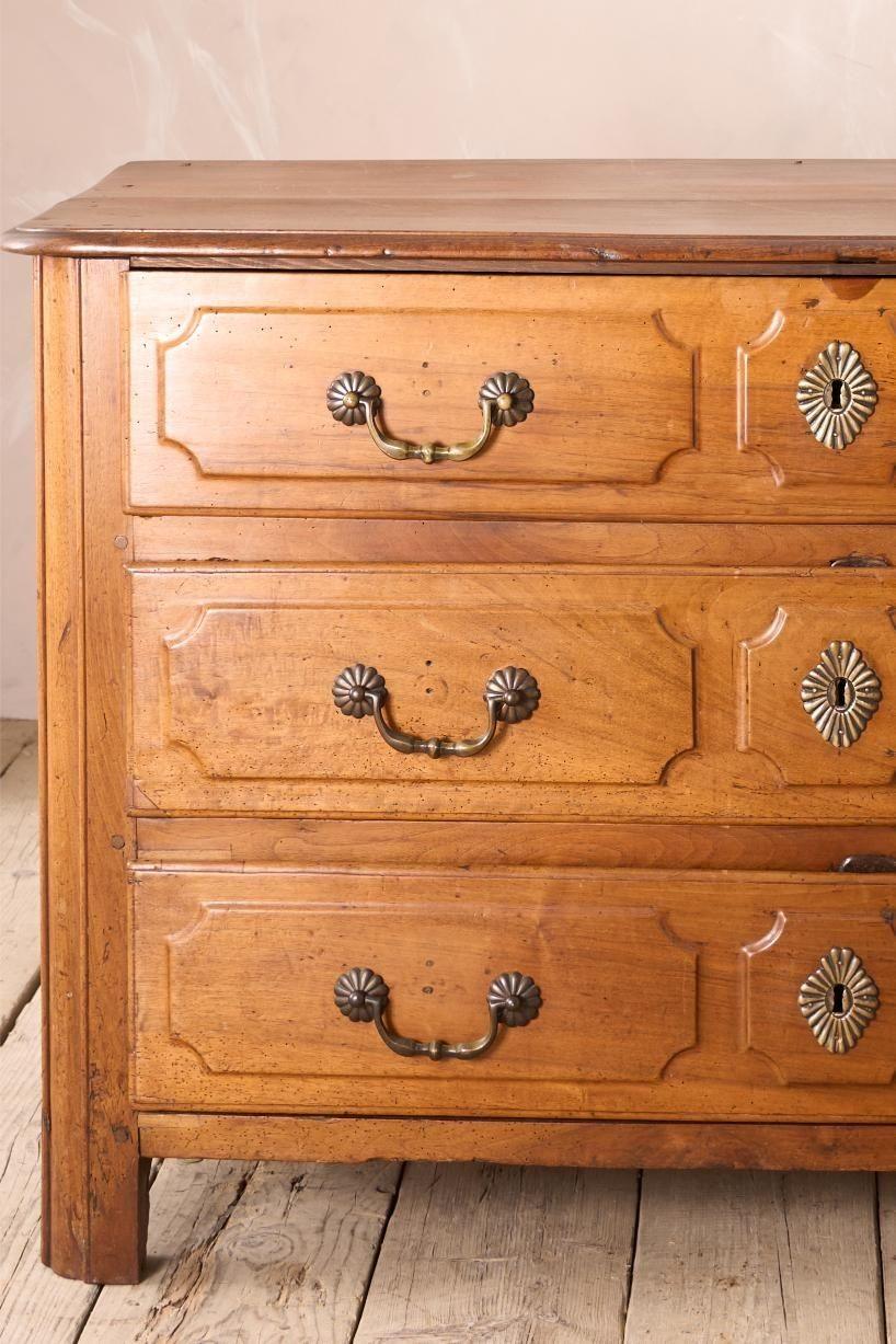 18th century Bow fronted walnut Chest of drawers In Excellent Condition For Sale In Malton, GB