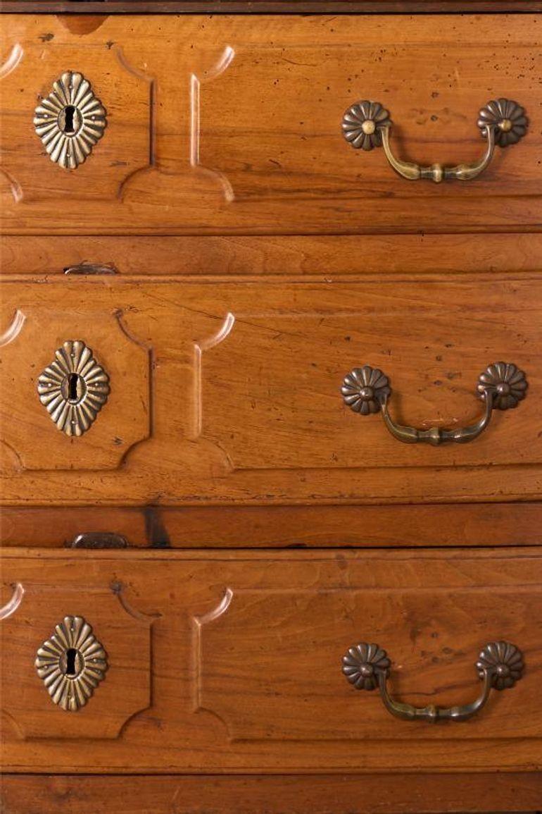 18th Century and Earlier 18th century Bow fronted walnut Chest of drawers For Sale