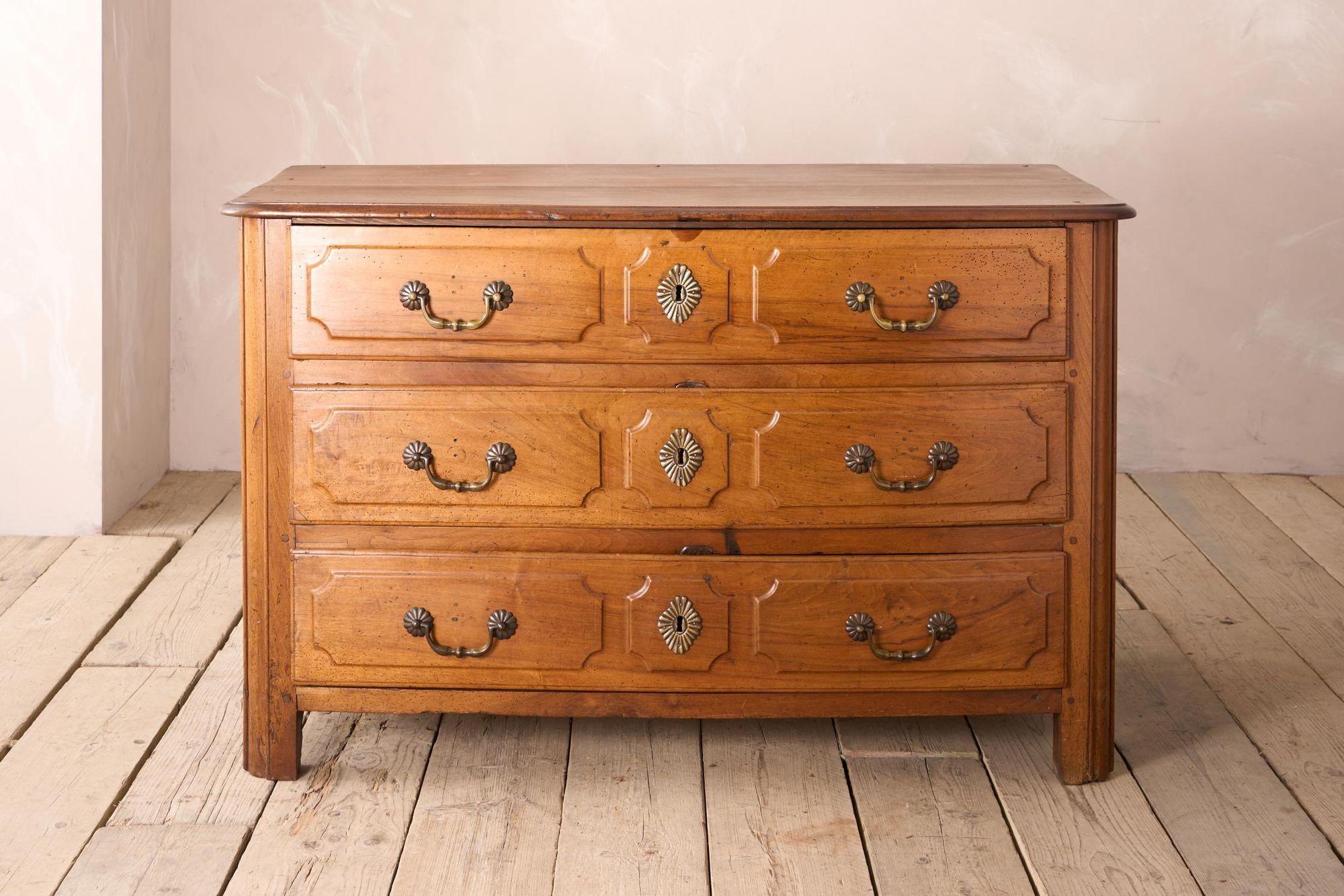Walnut 18th century Bow fronted walnut Chest of drawers For Sale