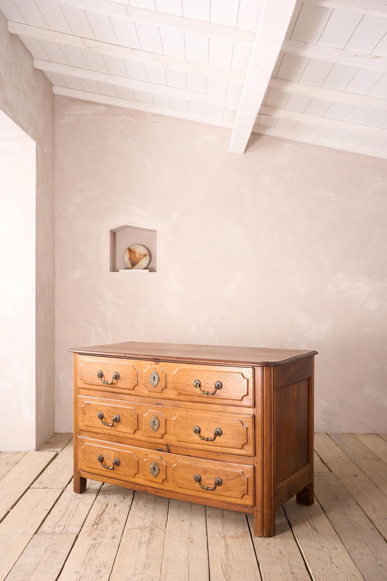 18th century Bow fronted walnut Chest of drawers For Sale 1