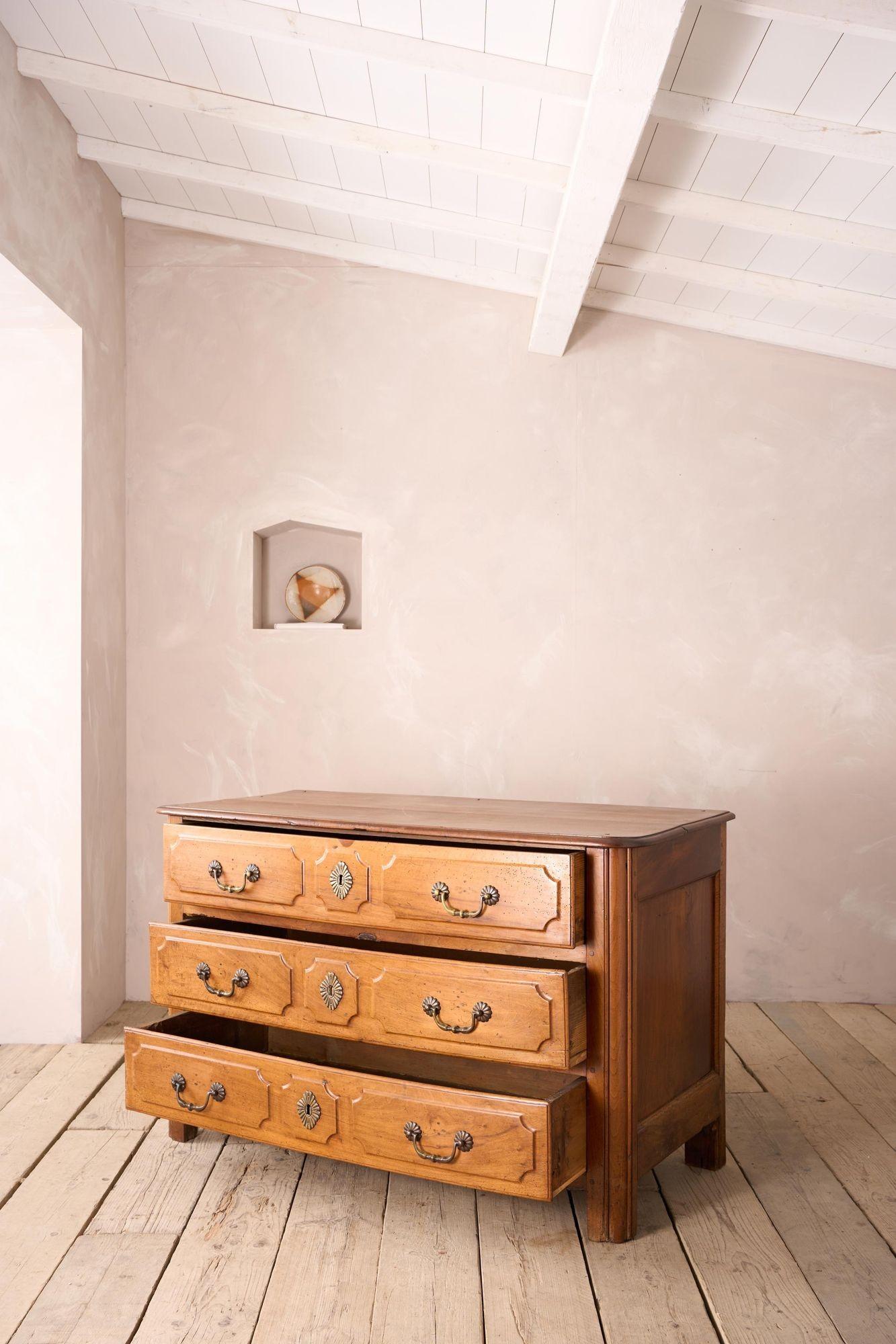 18th century Bow fronted walnut Chest of drawers For Sale 2