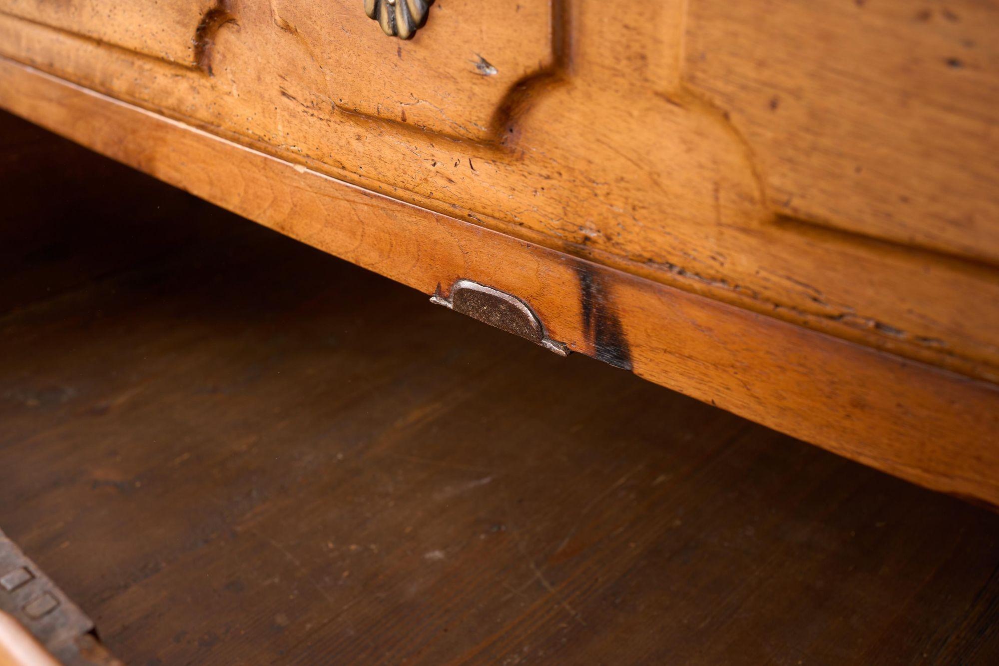 18th century Bow fronted walnut Chest of drawers 4