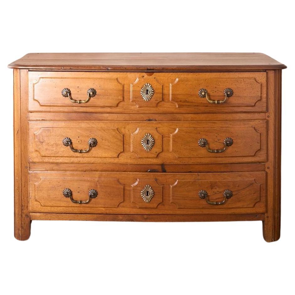 18th century Bow fronted walnut Chest of drawers For Sale