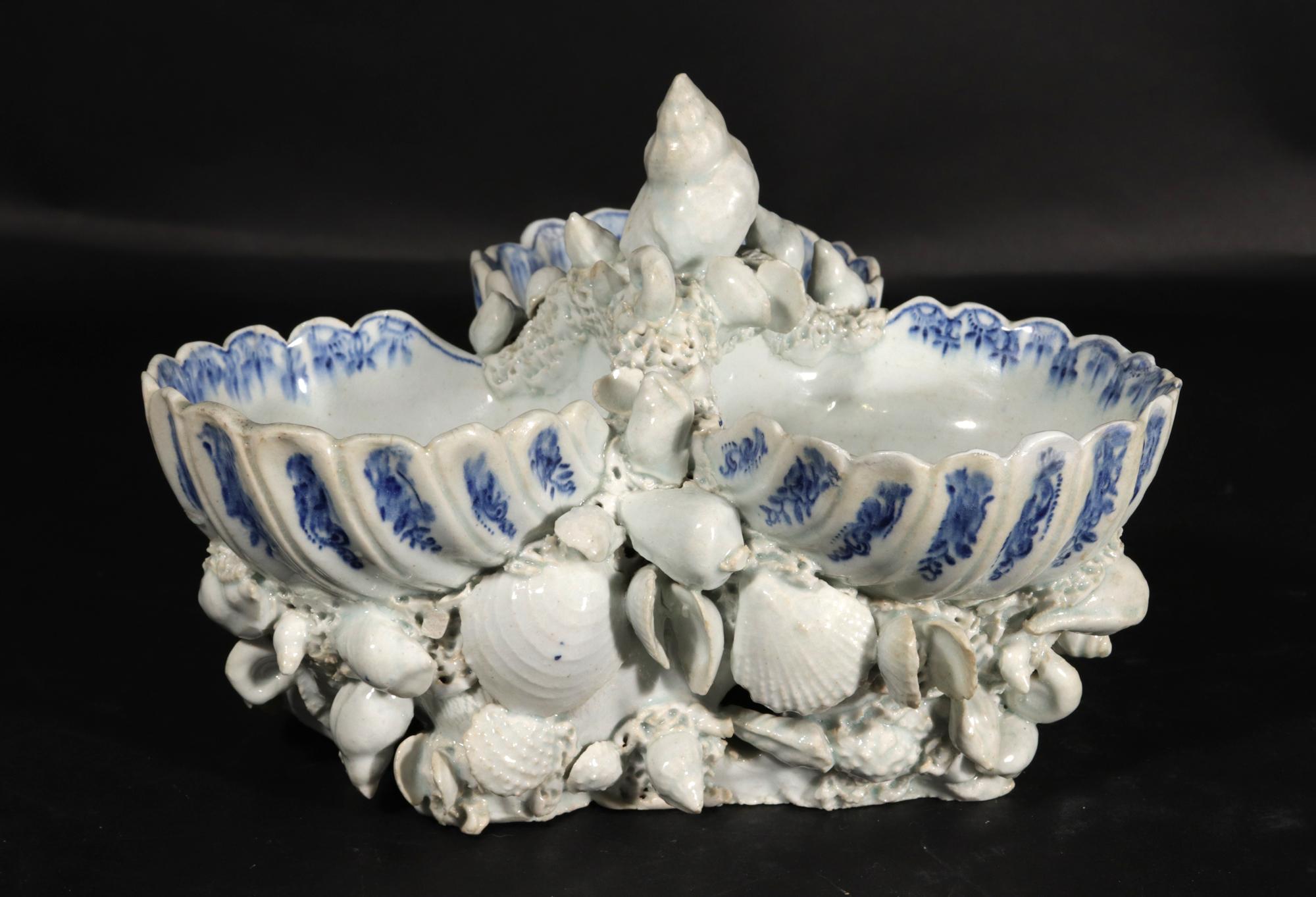 Plat à confiserie ou à cornichons en porcelaine à coquilles bleu sous glaçure du XVIIIe siècle,
Vers 1755

 Le présentoir à friandises ou à cornichons de l'usine Bow comprend trois plats à palourdes posés sur un support incrusté de coquillages et