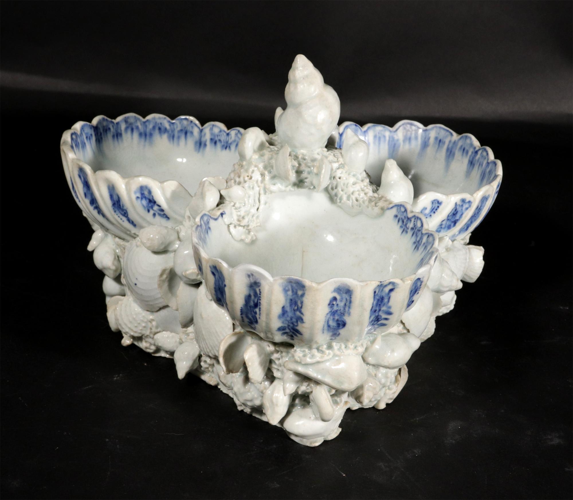 Timbale en porcelaine sous glaçure bleue et blanche à coquilles du XVIIIe siècle de Bow Porcelain Bon état - En vente à Downingtown, PA