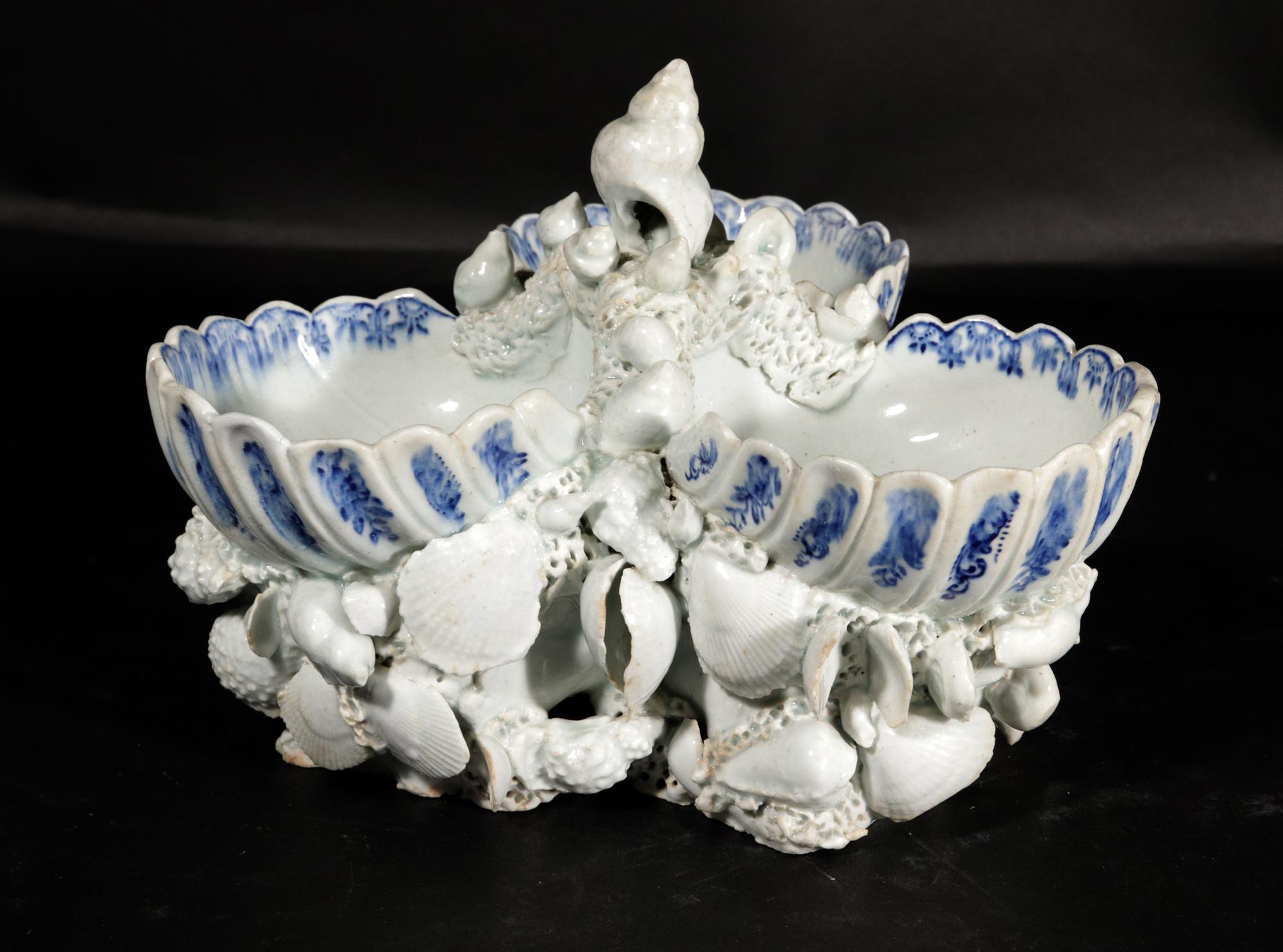 Céramique Timbale en porcelaine sous glaçure bleue et blanche à coquilles du XVIIIe siècle de Bow Porcelain en vente