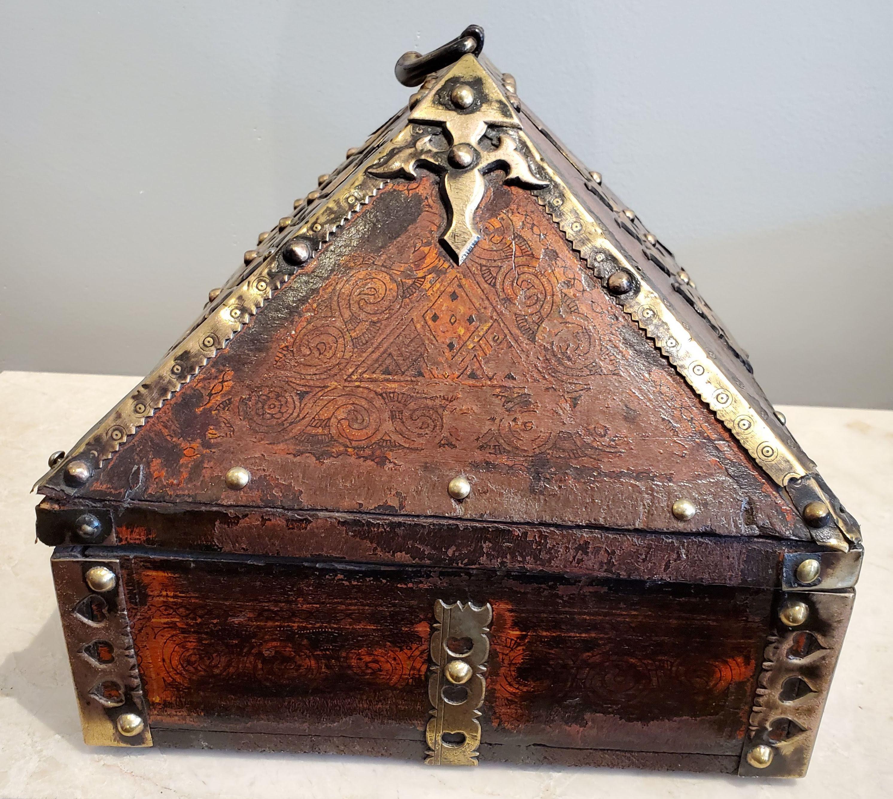 Indische Dowry-Schachtel aus lackiertem Teakholz mit dekorativem Messing aus dem späten 18. Jahrhundert im Zustand „Gut“ im Angebot in Middleburg, VA