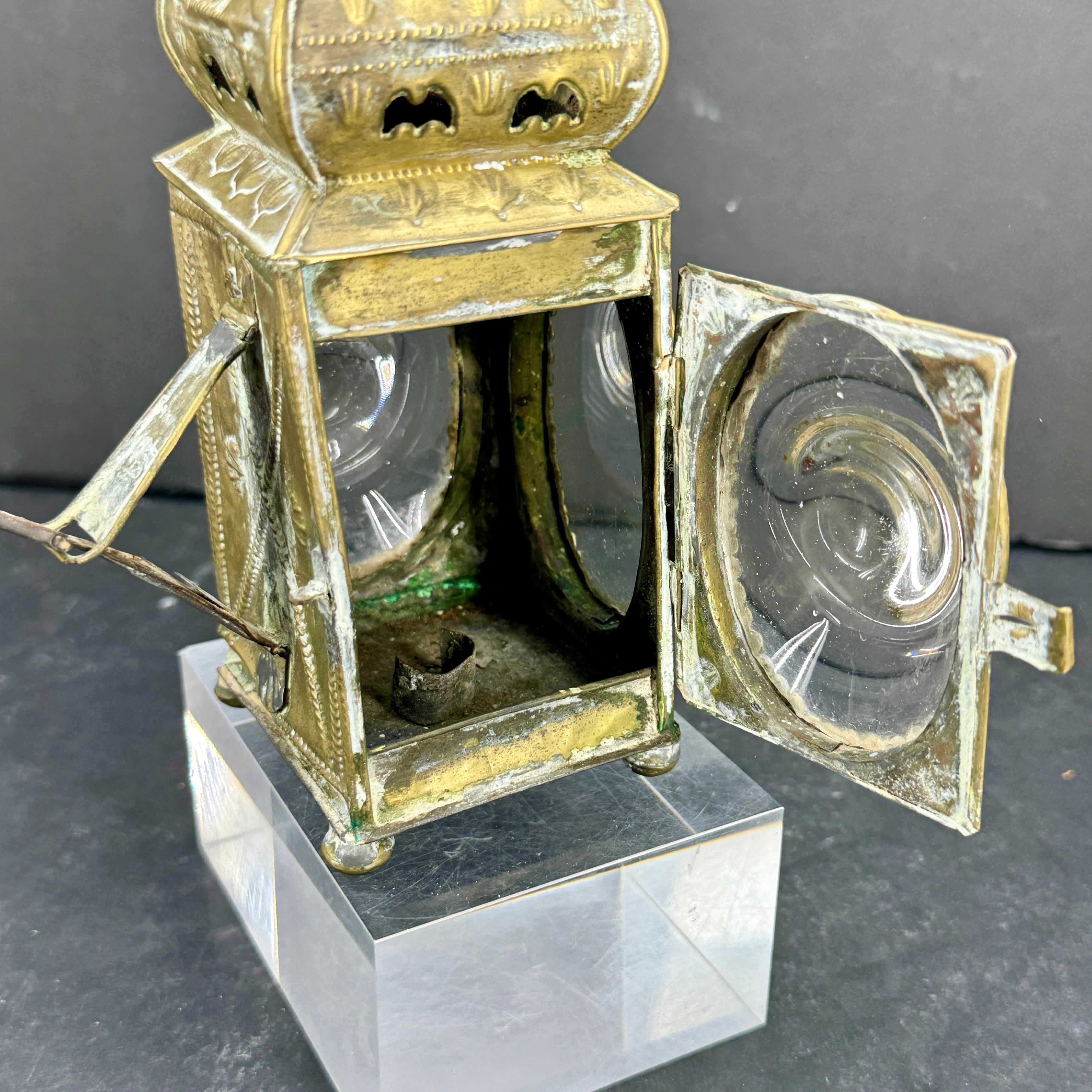 Farol portátil de latón del siglo XVIII Luz de velas en venta 4