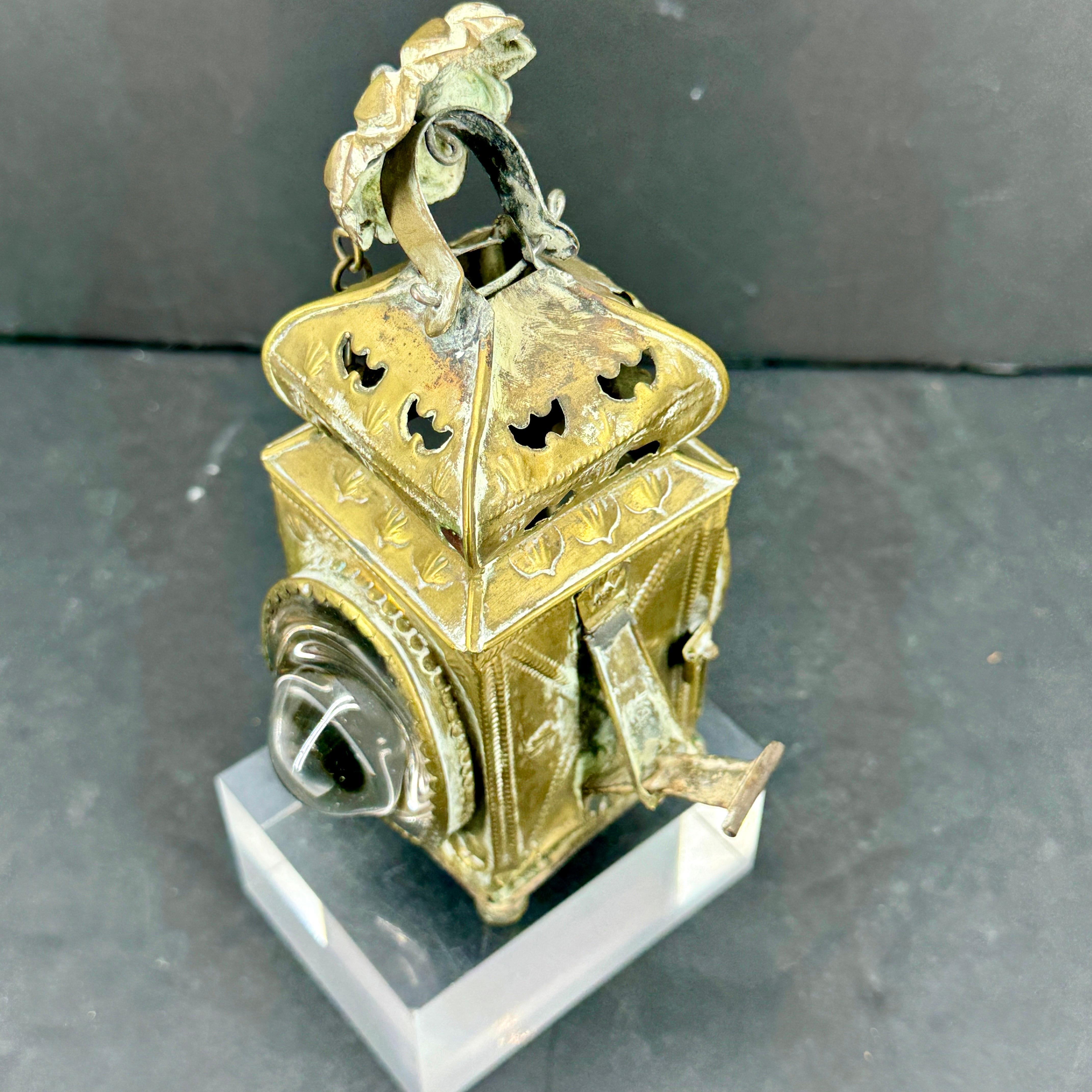 Farol portátil de latón del siglo XVIII Luz de velas Latón en venta