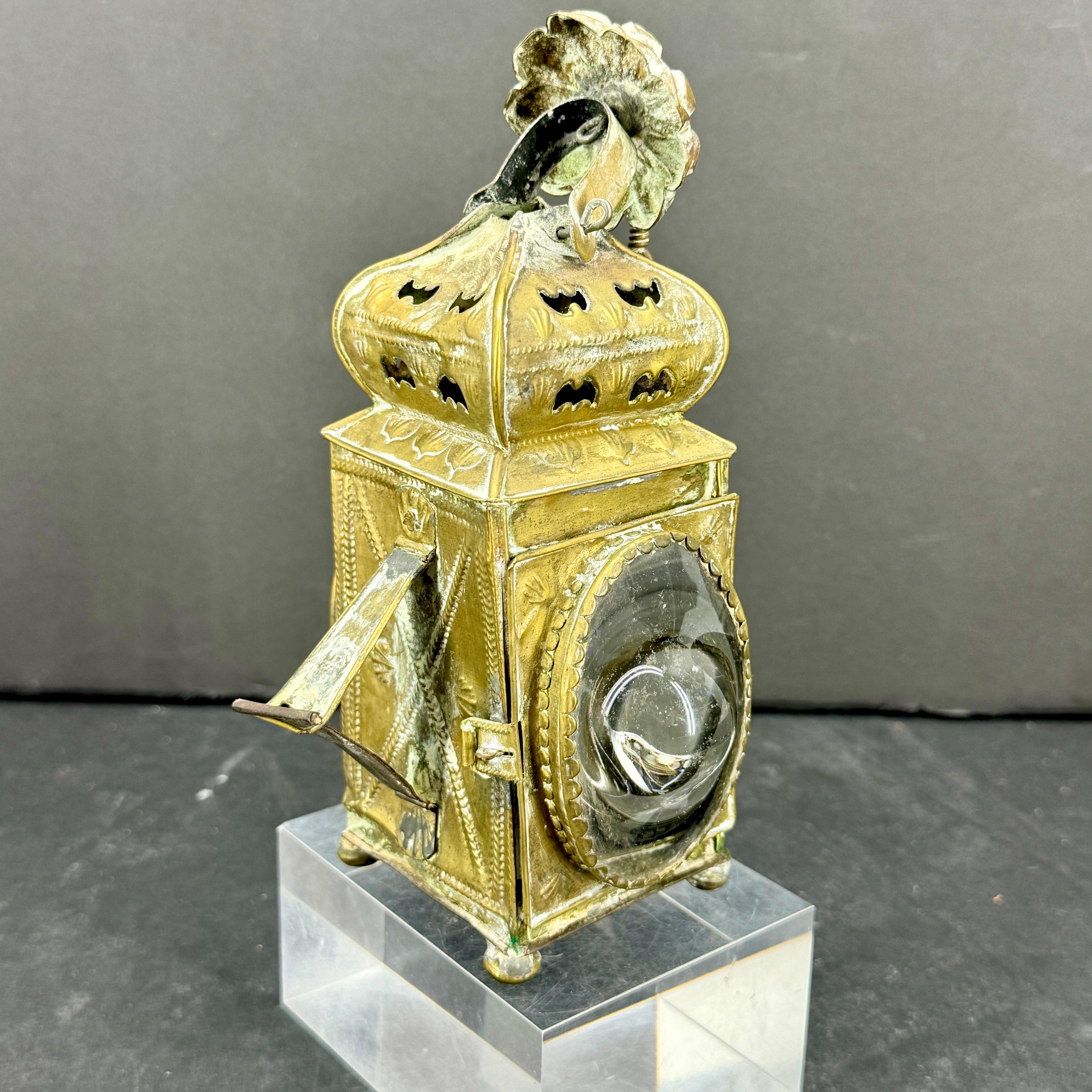 Farol portátil de latón del siglo XVIII Luz de velas en venta 2
