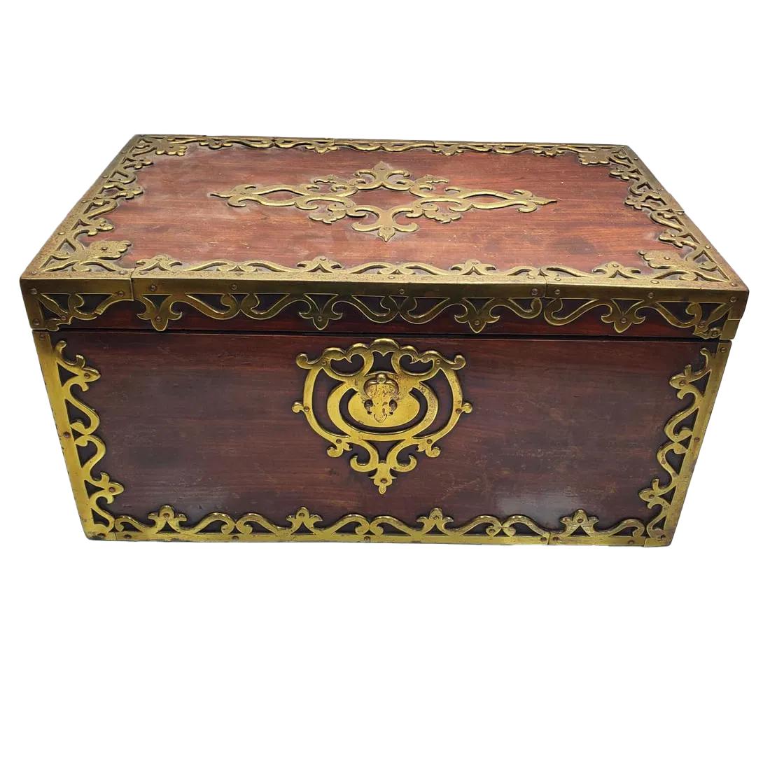 Caja fuerte de caoba de mediados del siglo XVIII con bordes de latón aplicado centrando un aplique central en la tapa, una gran placa de cierre (llave presente) y grandes asas de transporte. Los dos extremos están provistos de pernos internos para